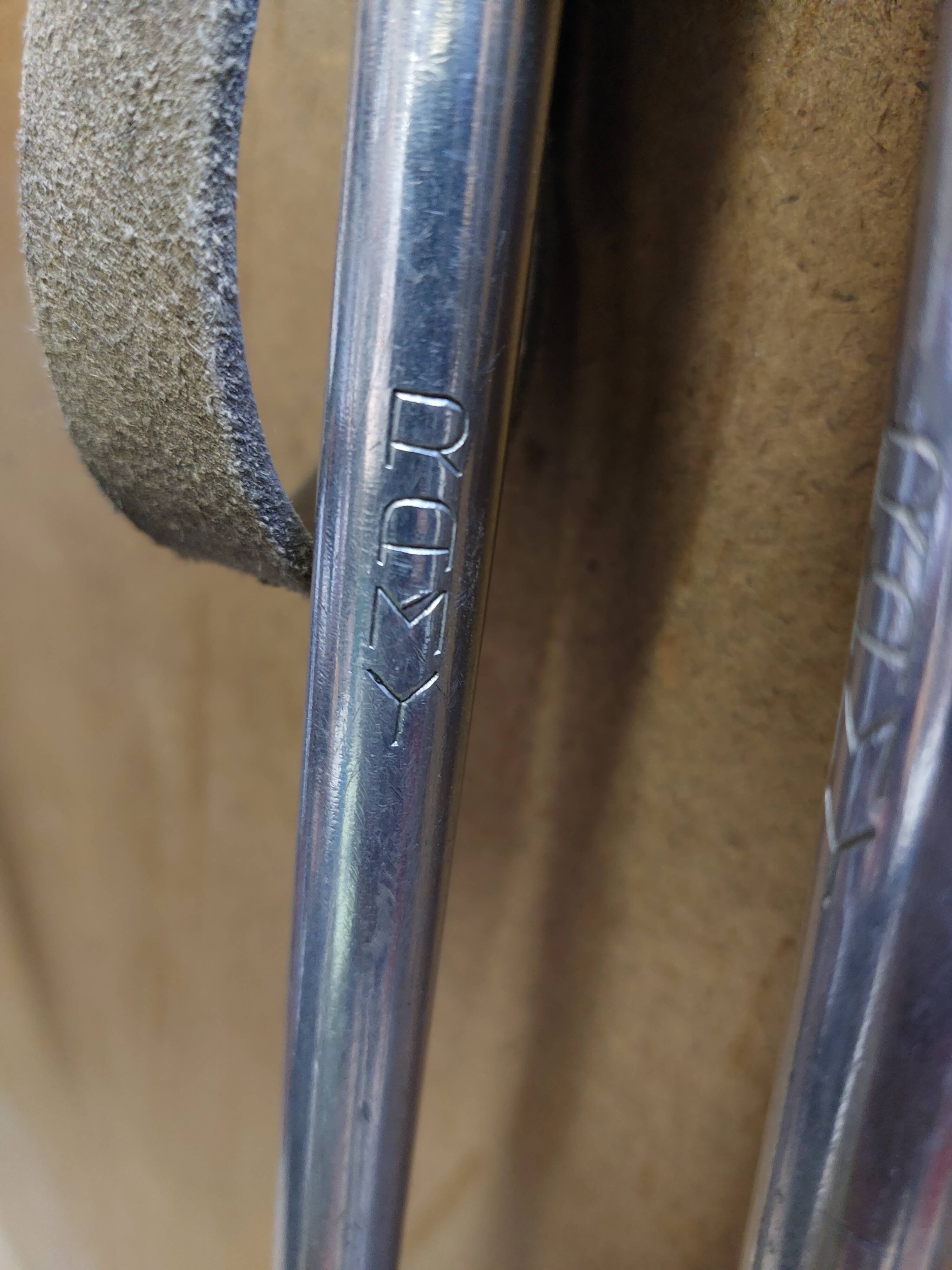 Paire de bâtons de ski vintage de la marque ramy en alu
