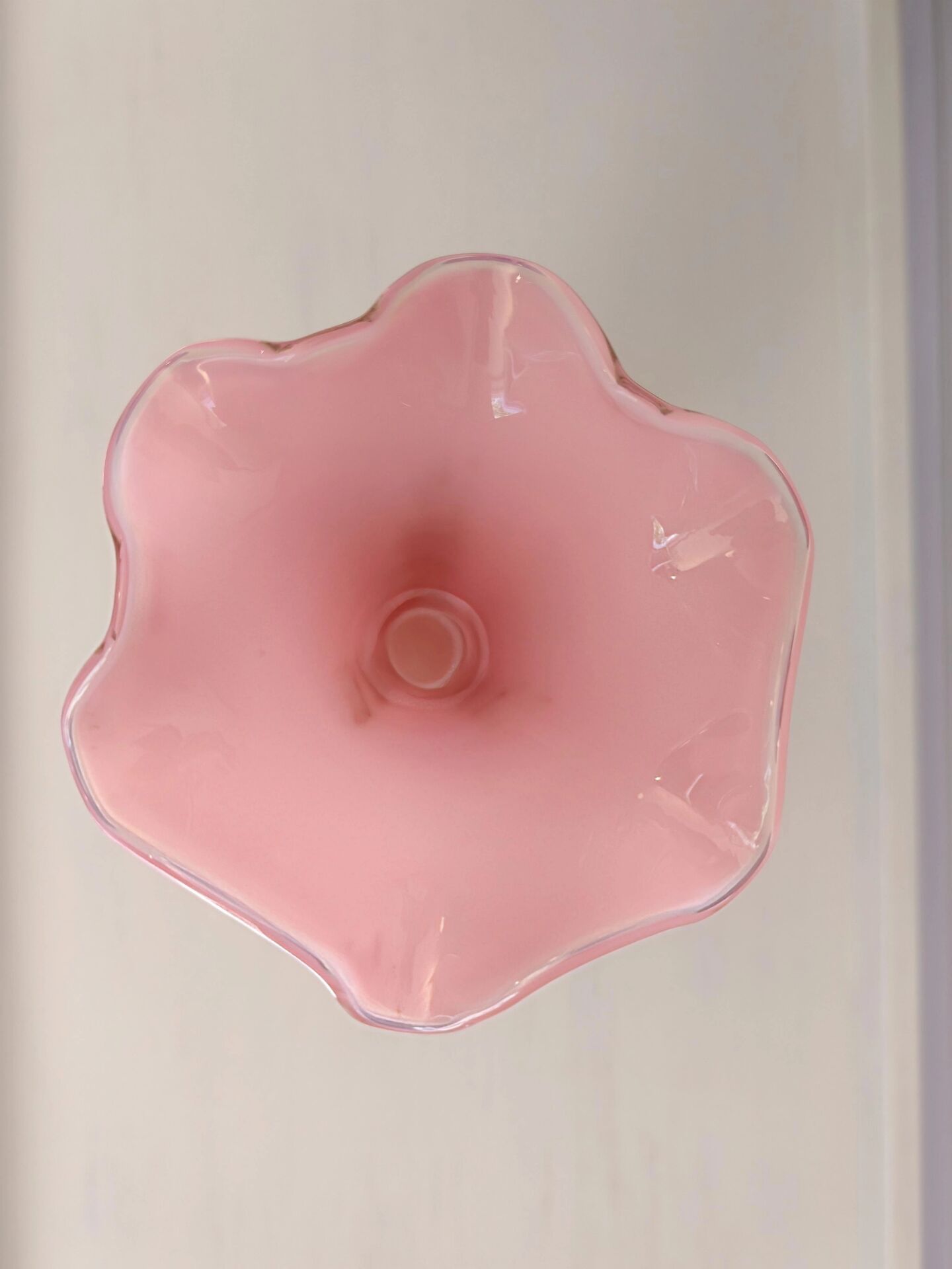 Vase in opalescent glass paste