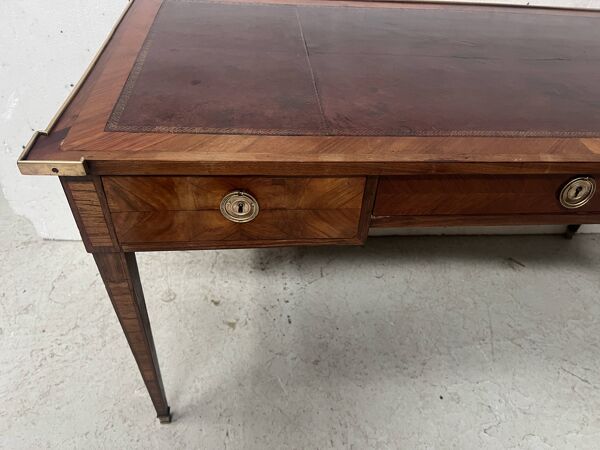 Bureau plat Louis XVI en placage d'acajou et bois de rose XVIII siècle
