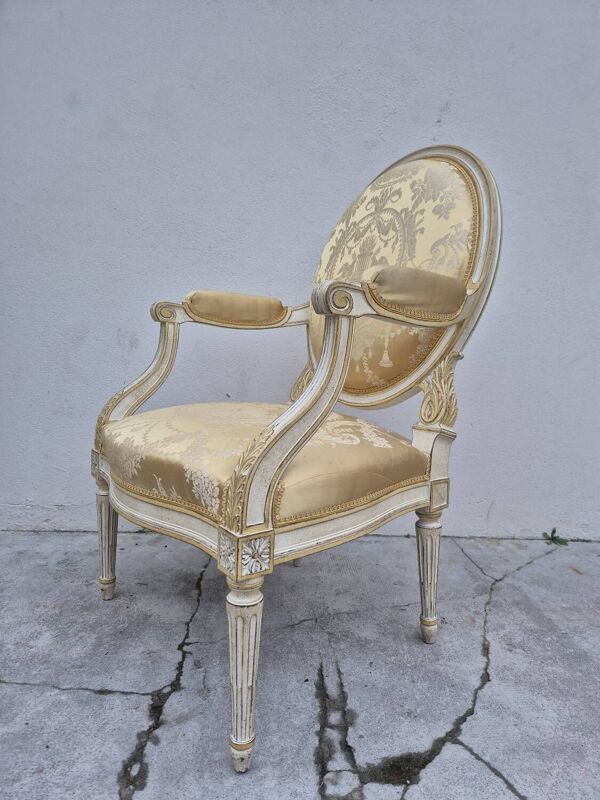 Fauteuil à la reine cabriolet style Louis XVI à médaillon décorée