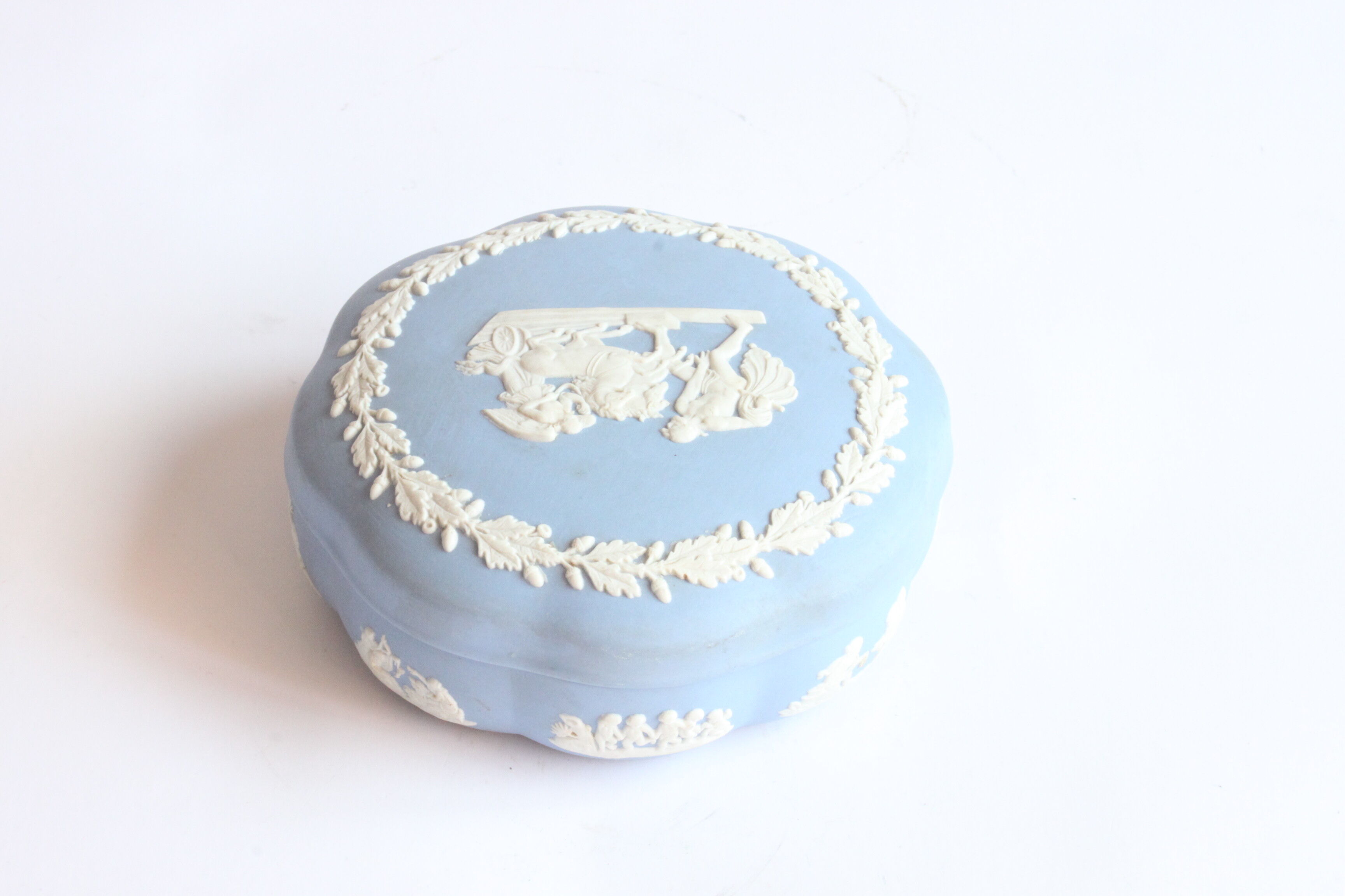 Wedgwood jasperware blue bonbonniere box, UK 1950s.
