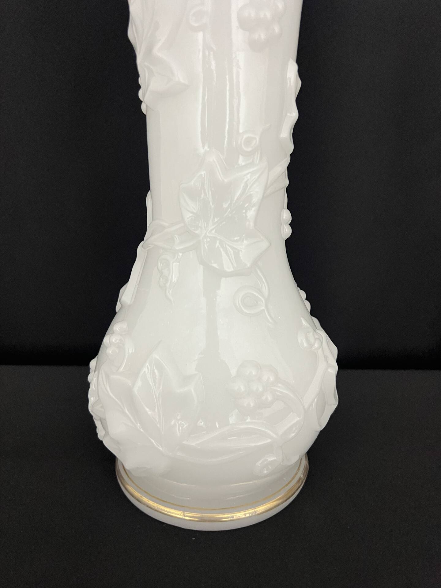 Vase "with Ivy Garland" in white opaline glass, attributed to Bacca.