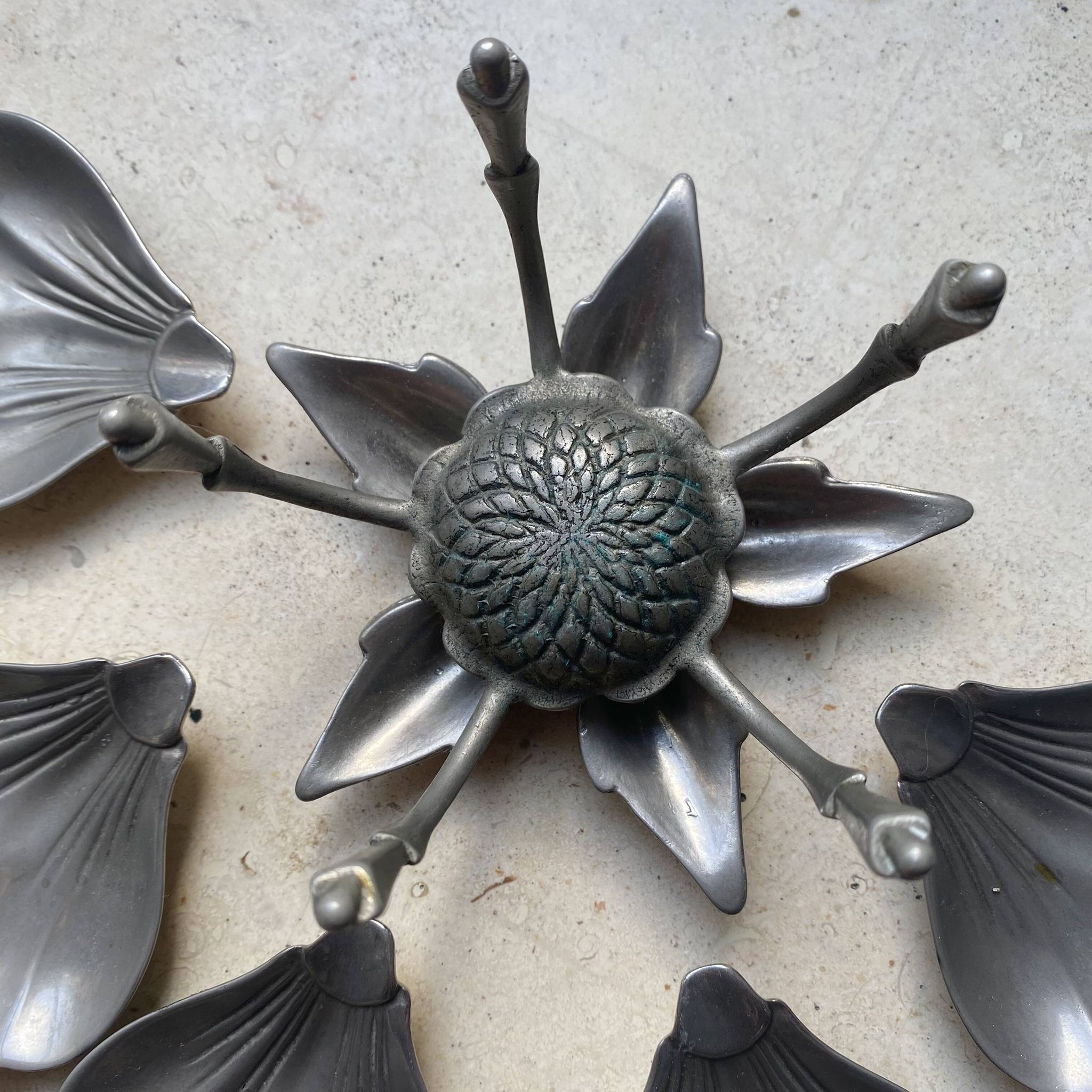 Vintage flower ashtray with removable petals