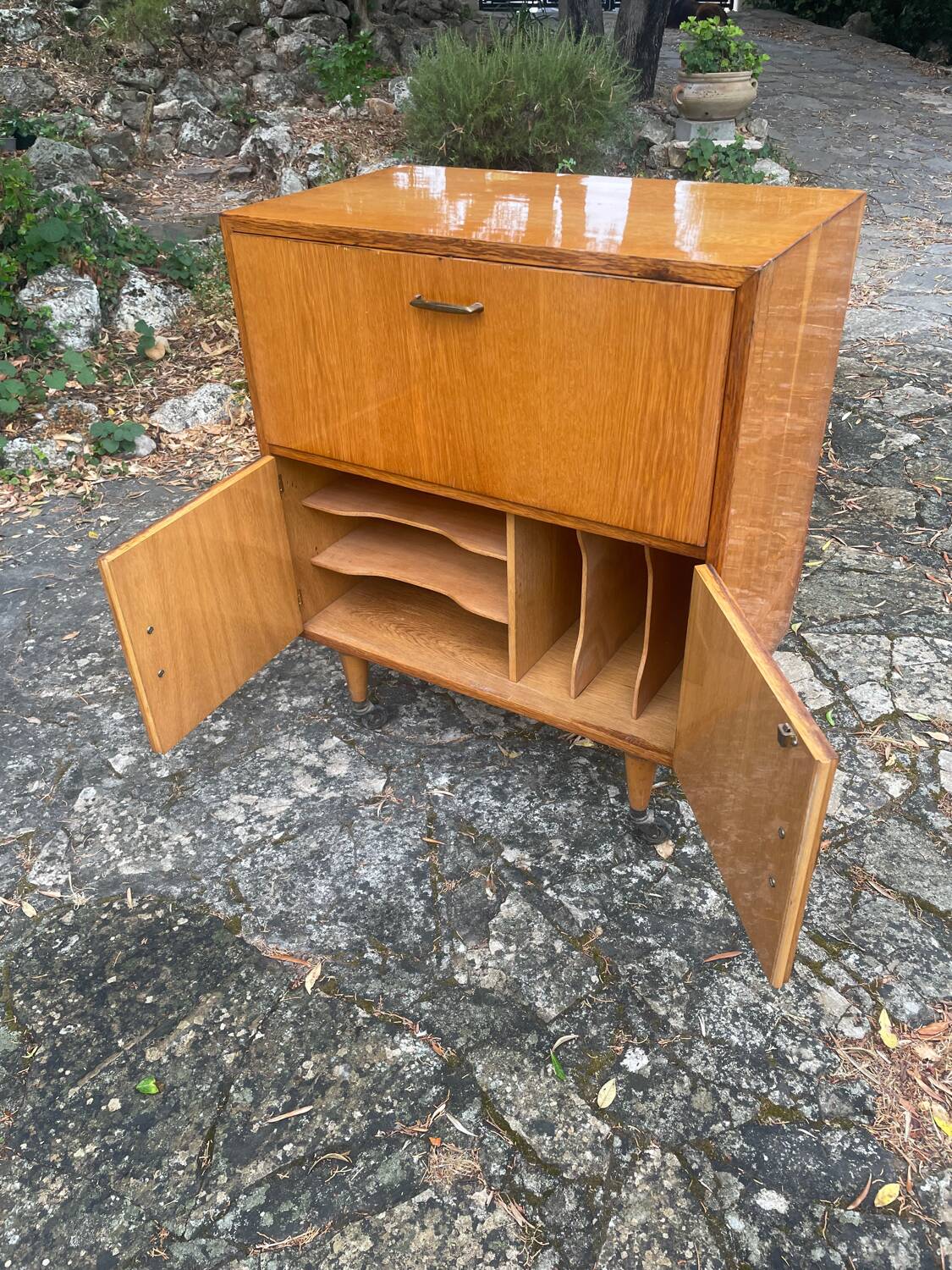 Side table on wheels