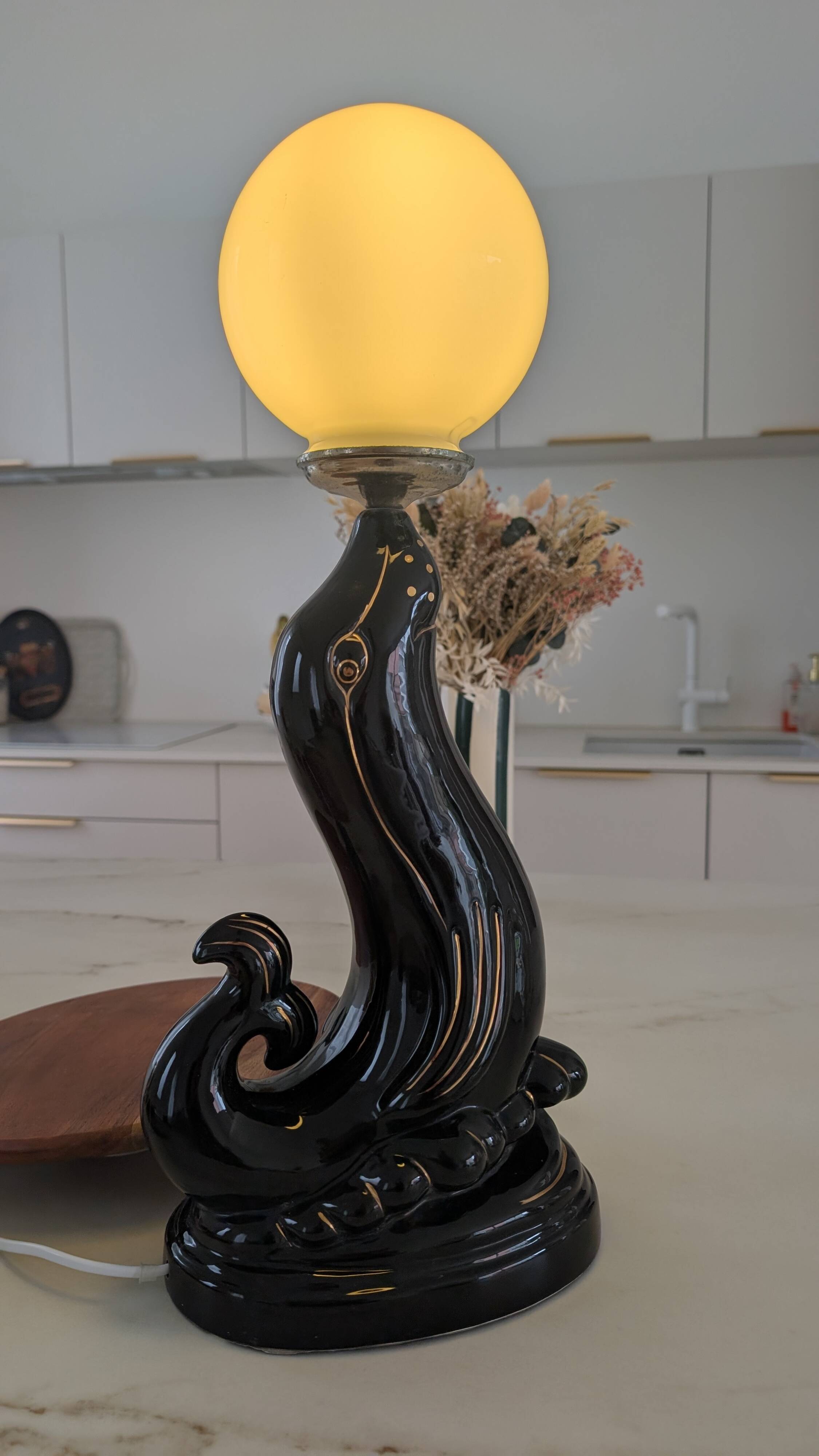 Seal globe lamp