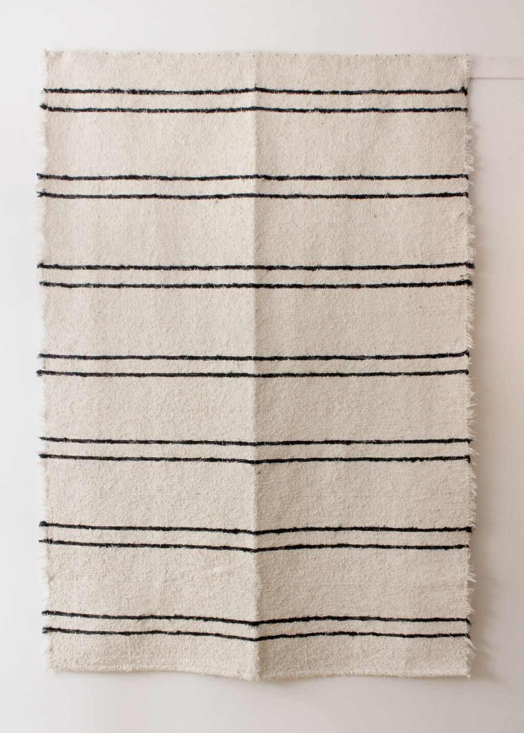 White carpet & black lines - Berber inspiration - 140 x 200 cm