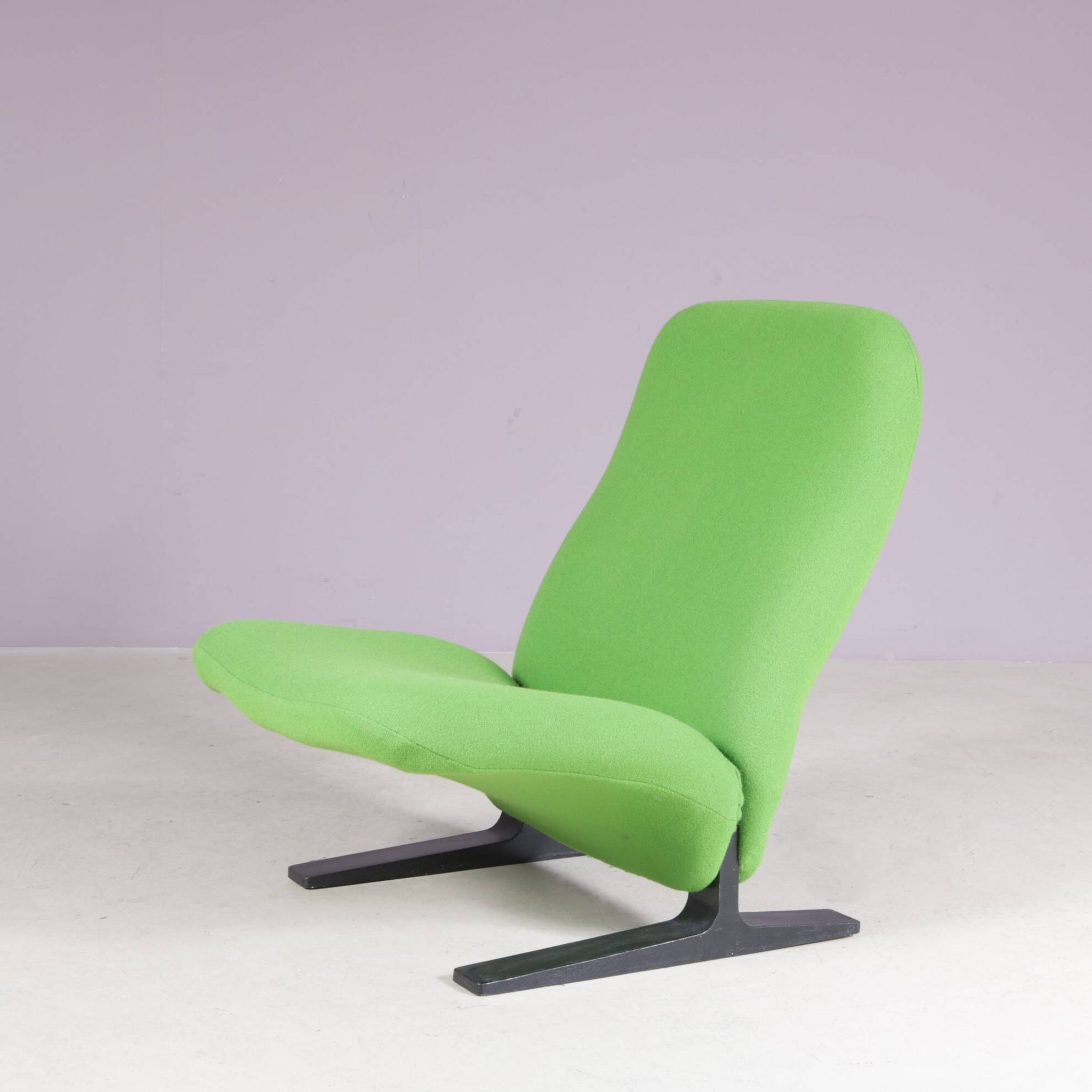 1970s Concorde easy chair green with black base Pierre Paulin for Artifort