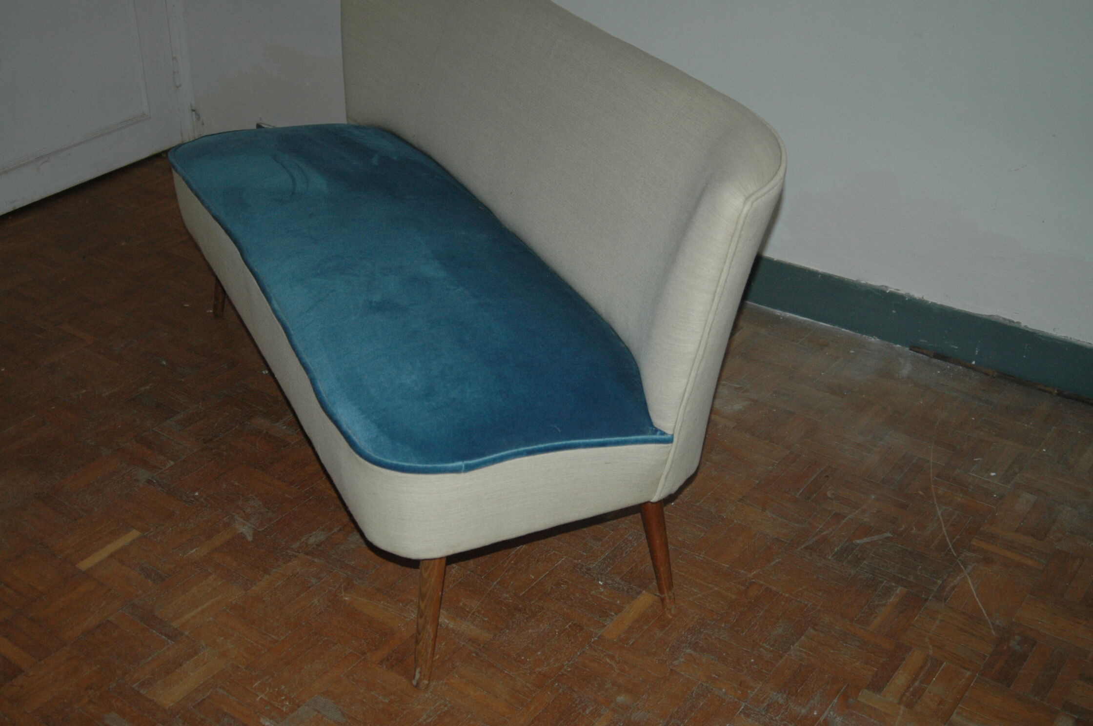 sofa design 60's or Scandinavian
