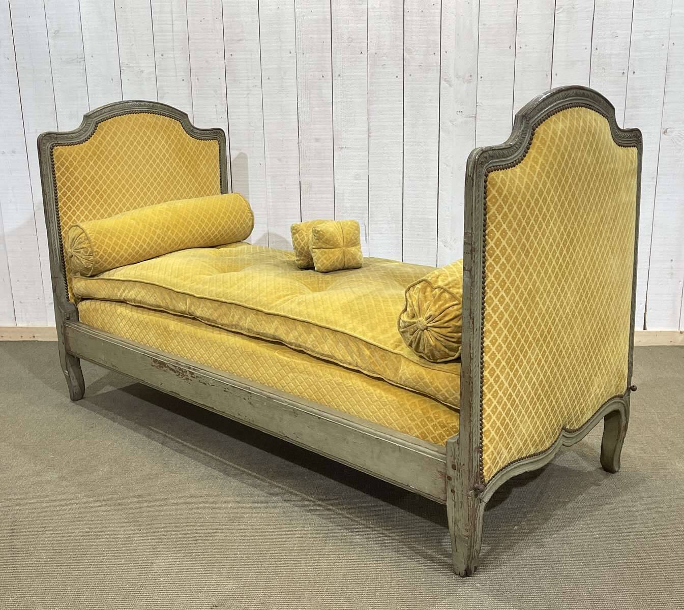 Louis XV daybed from the 18th century in oak.