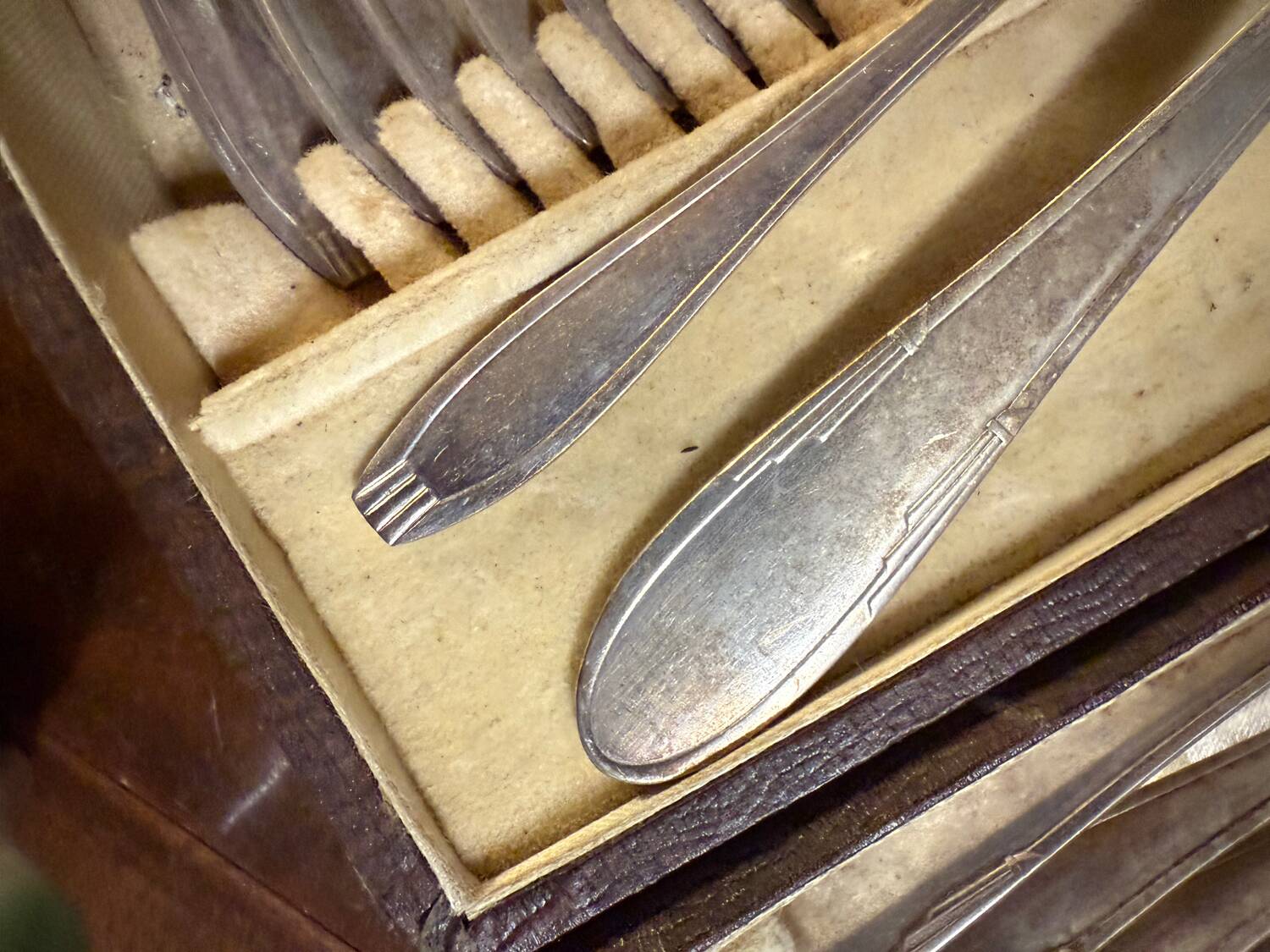 67-piece cutlery set