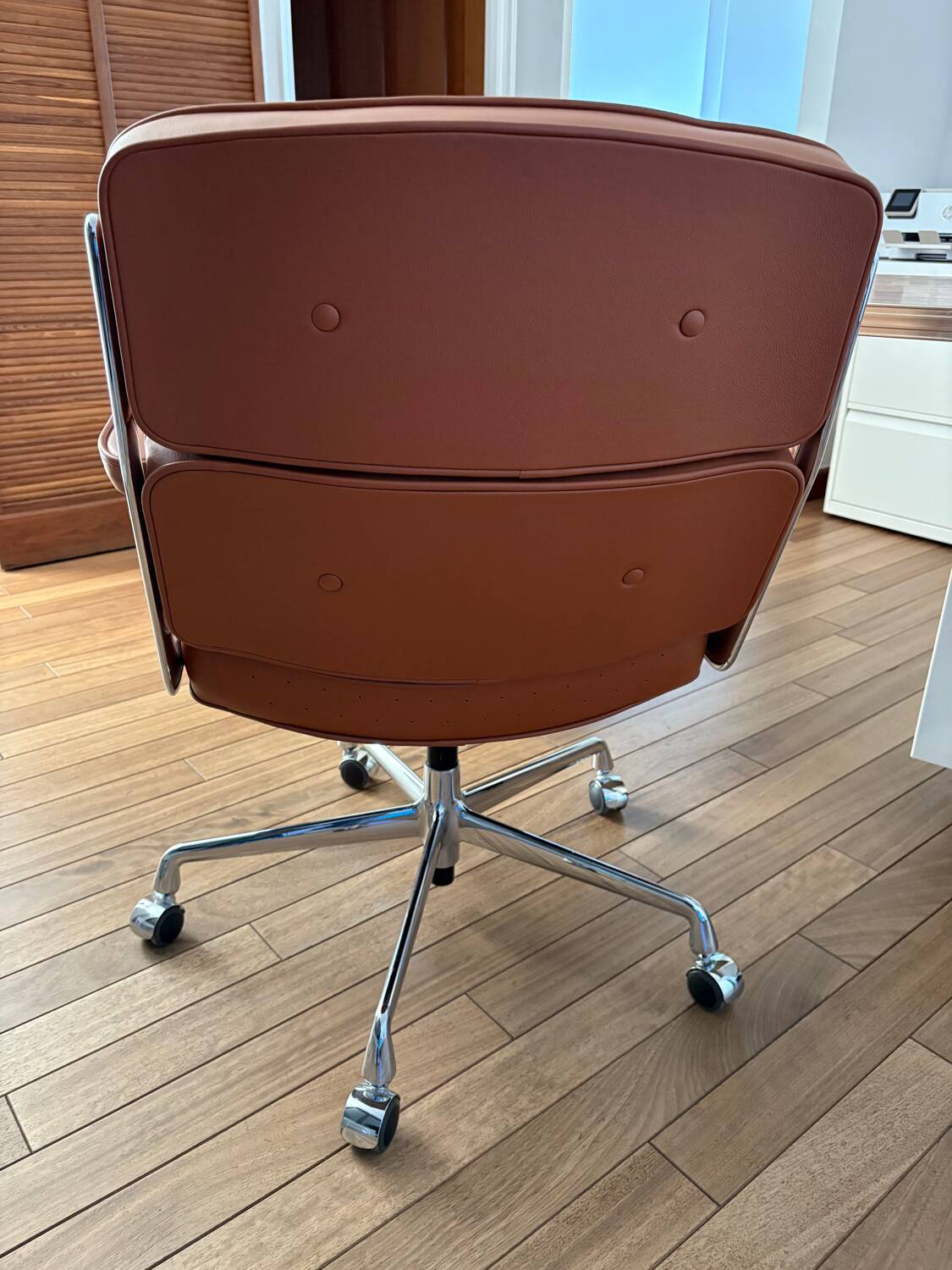 Fauteuil de bureau en cuir Lobby chair ES104 Eames Vitra