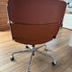 Fauteuil de bureau en cuir Lobby chair ES104 Eames Vitra