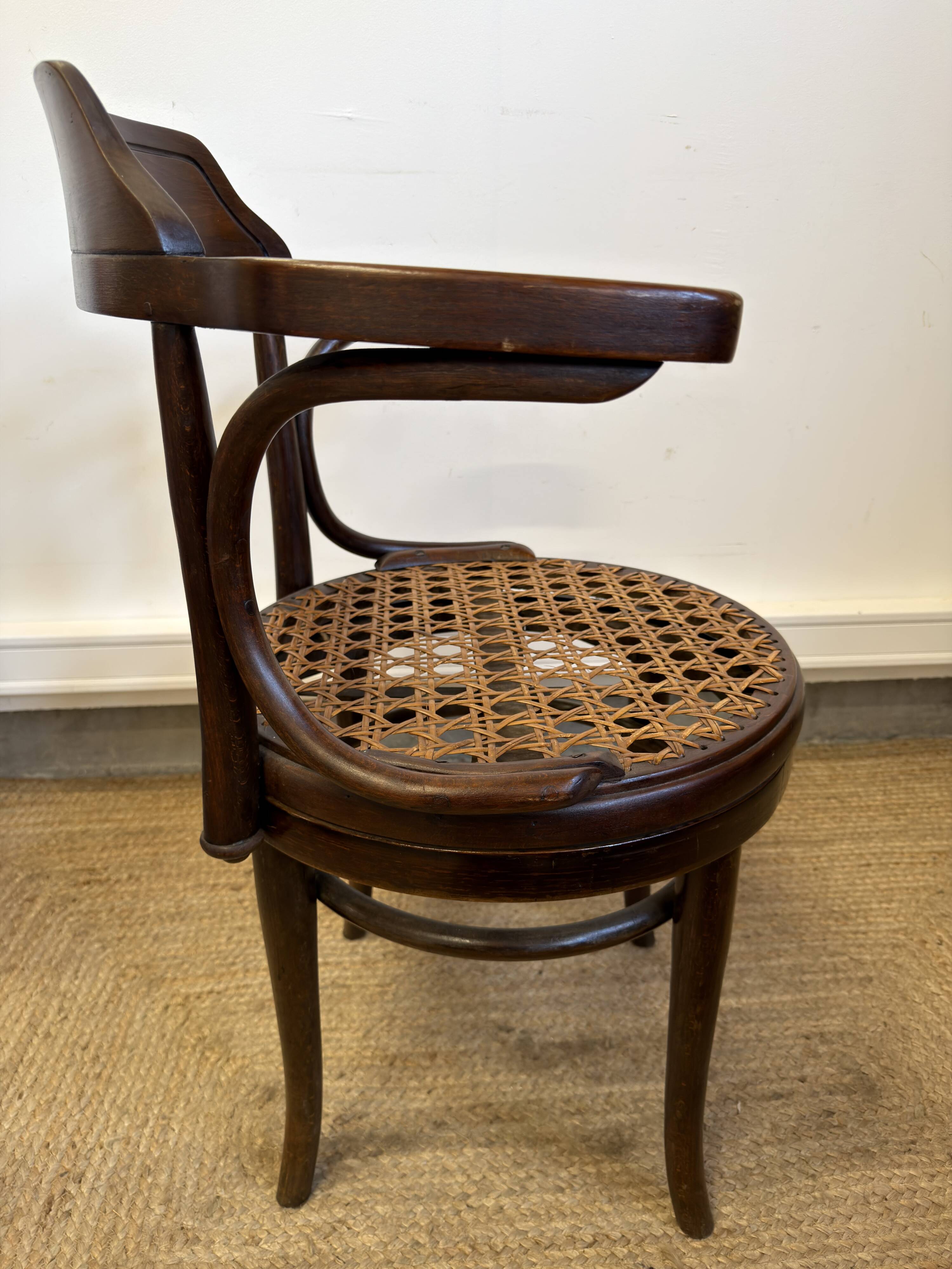 Fauteuil de bureau pivotant Thonet  en bois courbé et cannage – début XXe