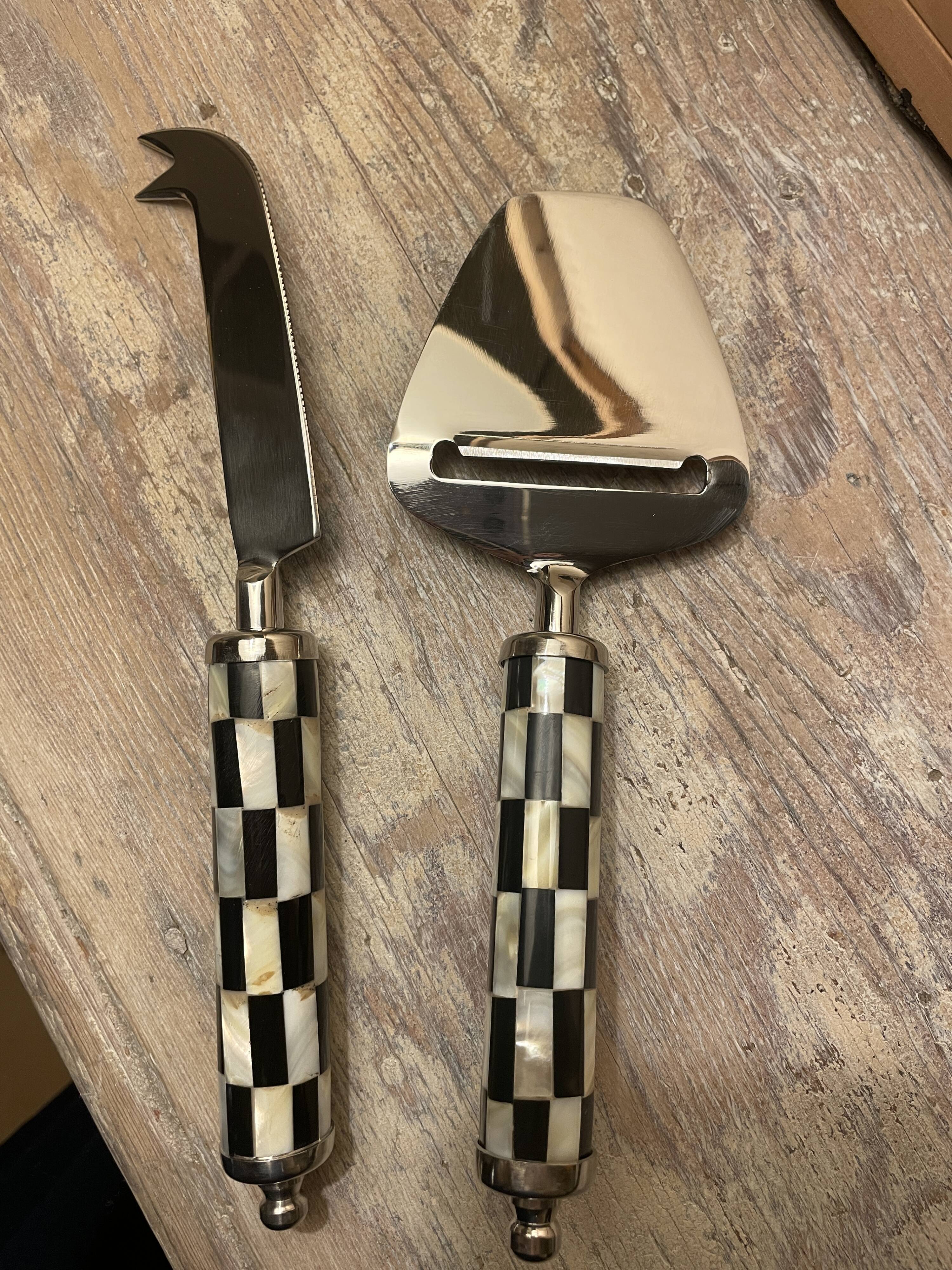 Set of serving cheese knives