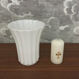 Art deco vase in white opaline