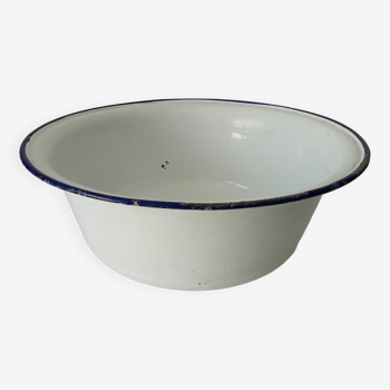 Old enameled basin