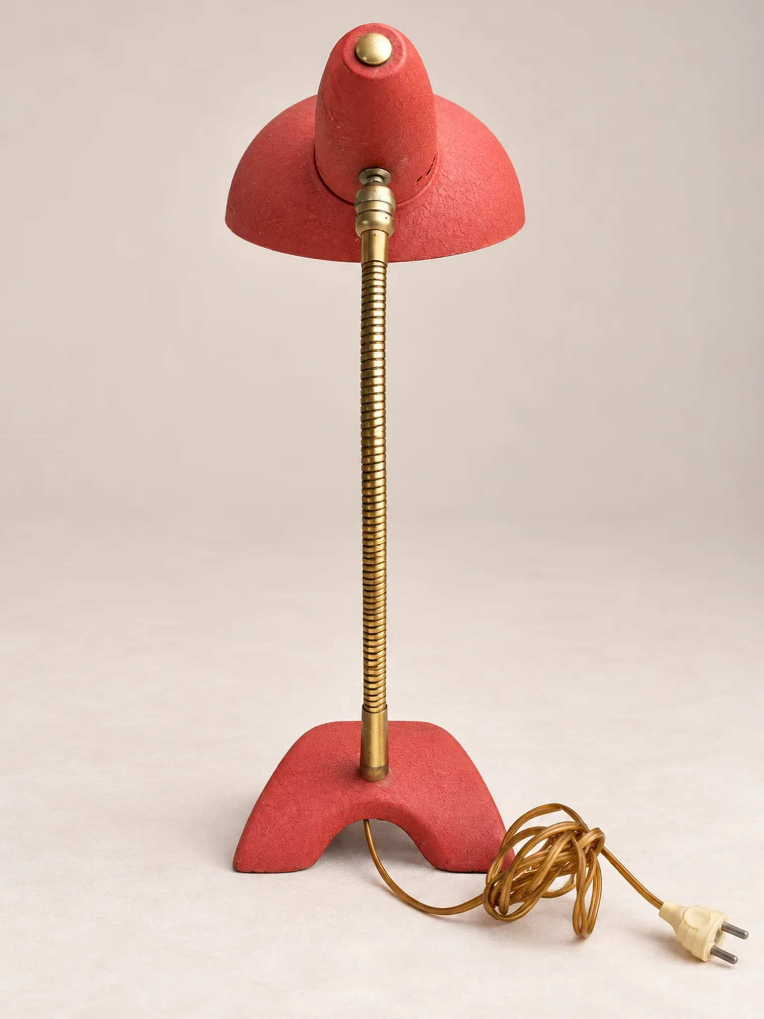 Vintage desk lamp from the 50s-60s – Coral red and brass – Tripod base