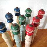 Serie de 9 quilles anciennes en bois peint