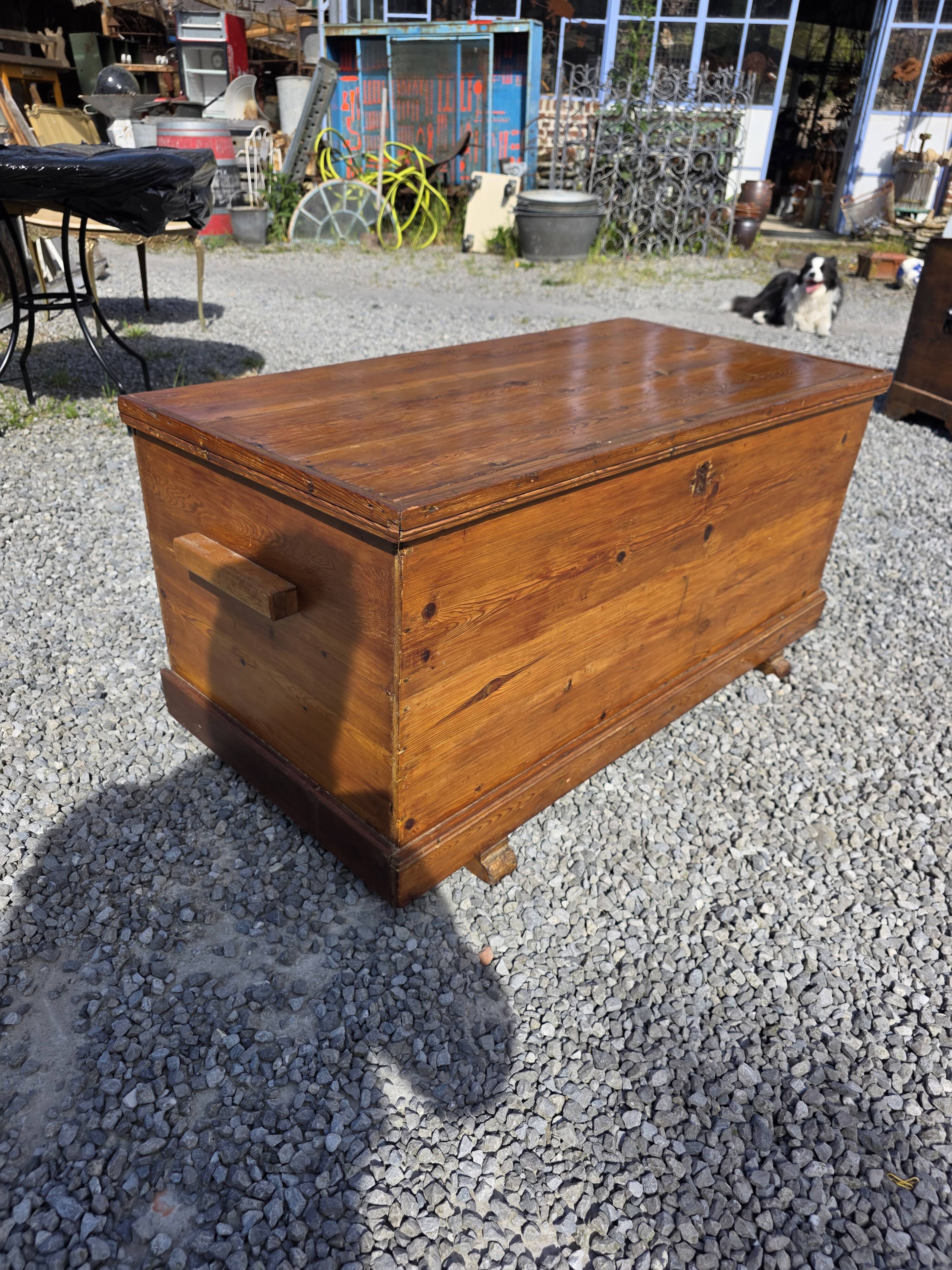 Coffre de metier ancien en sapin