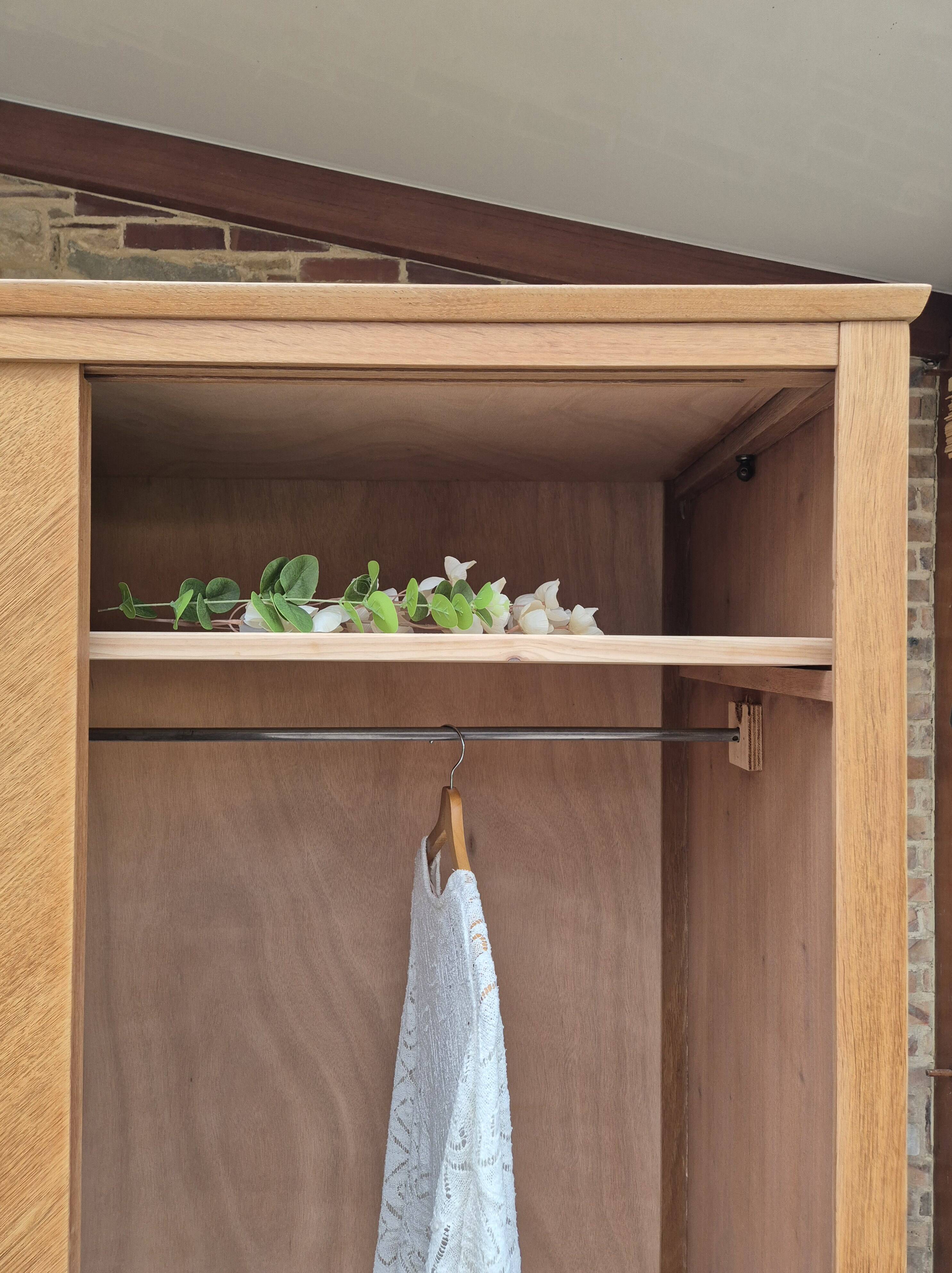 Armoire vintage