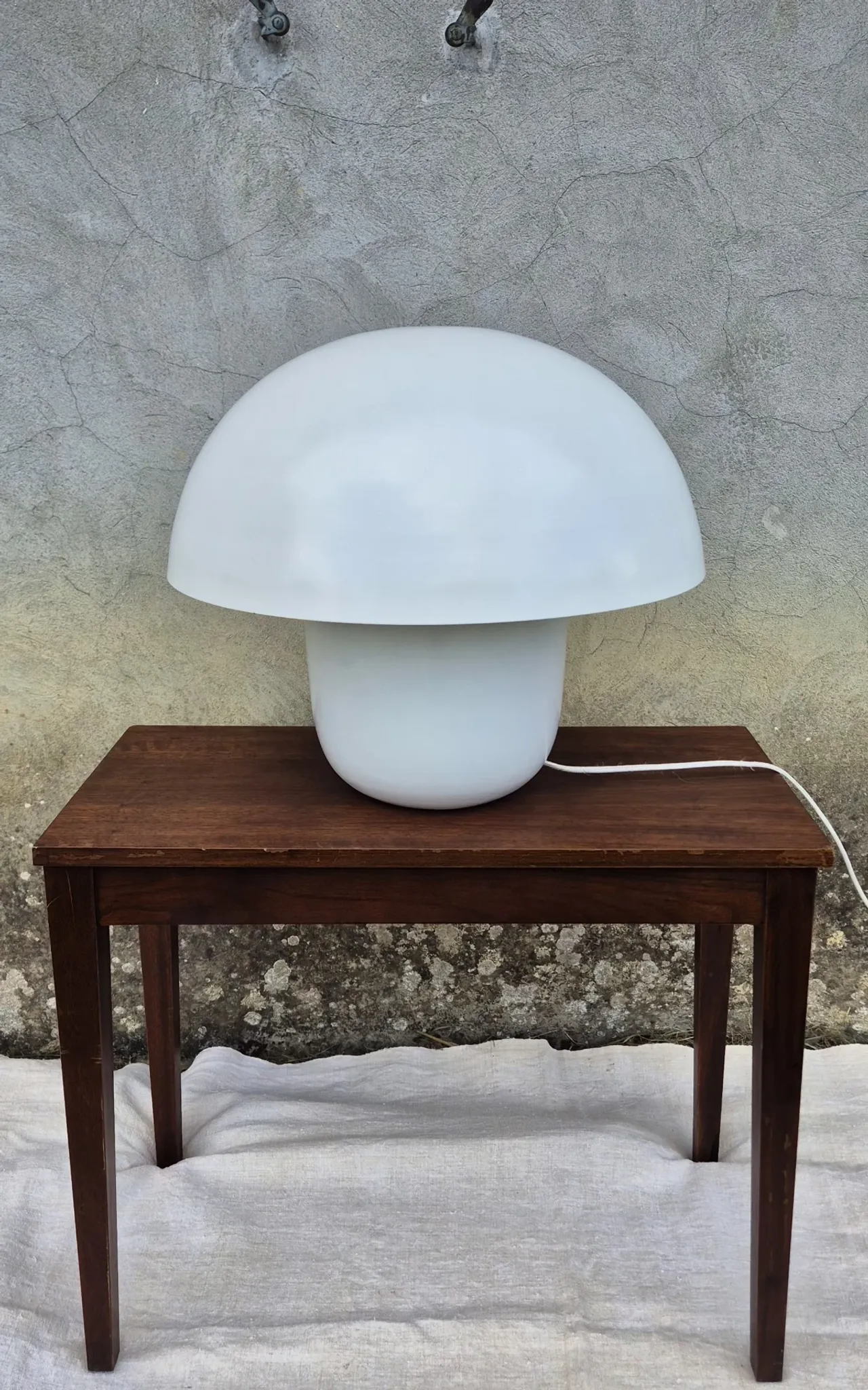 Lampe champignon blanche en métal style space age