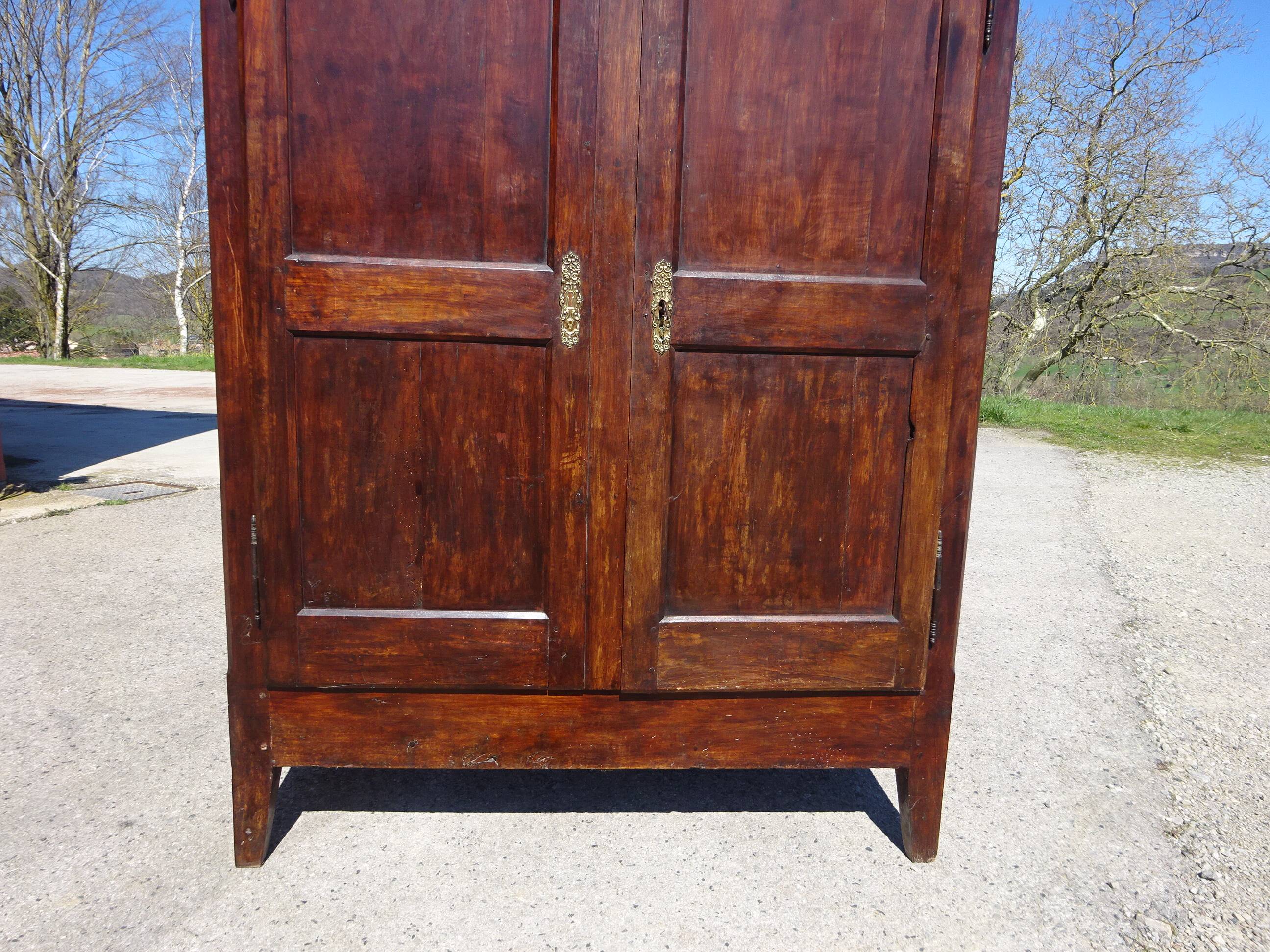 Armoire Louis Philippe en noyer massif