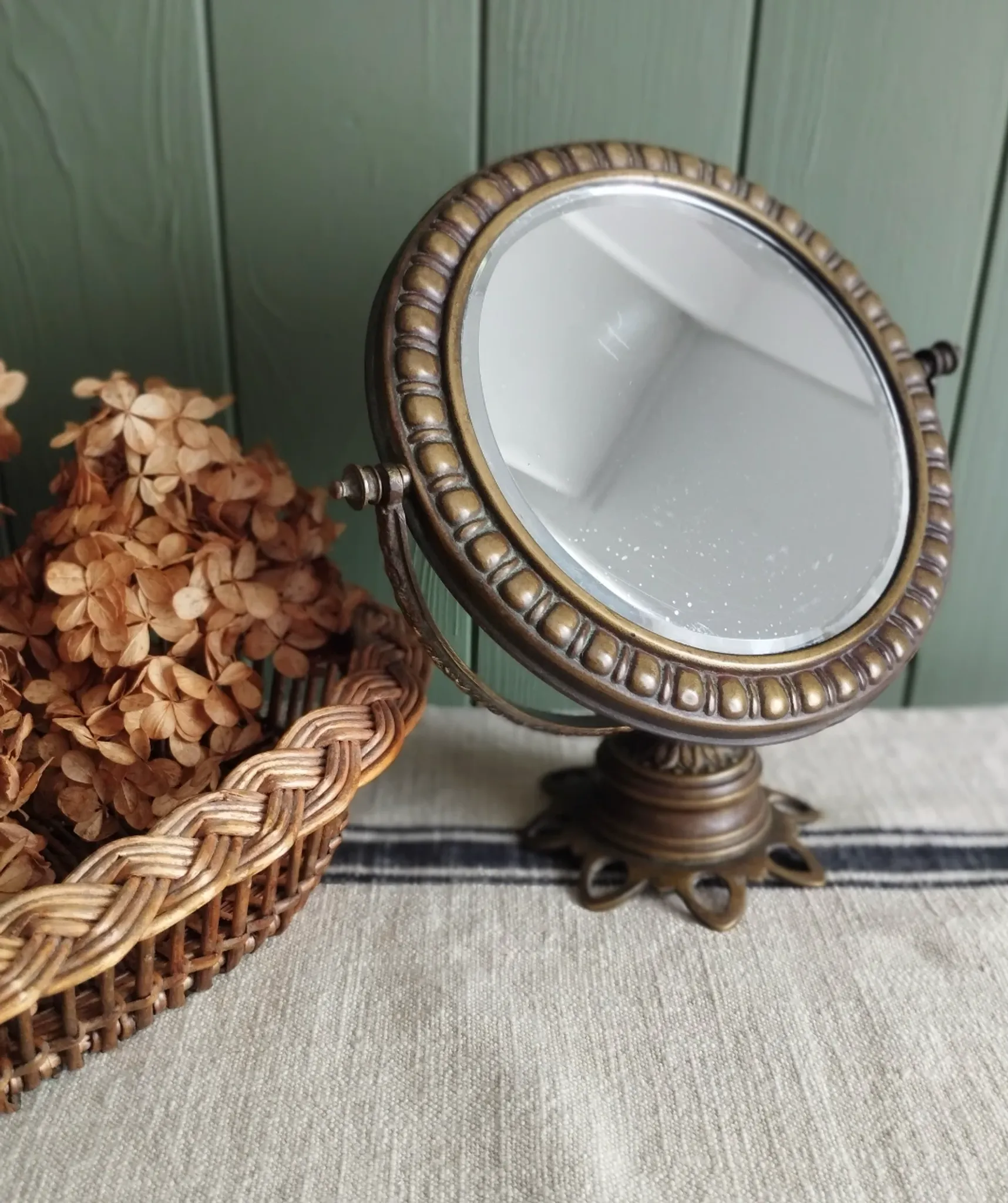 Small tabletop psyché mirror in brass