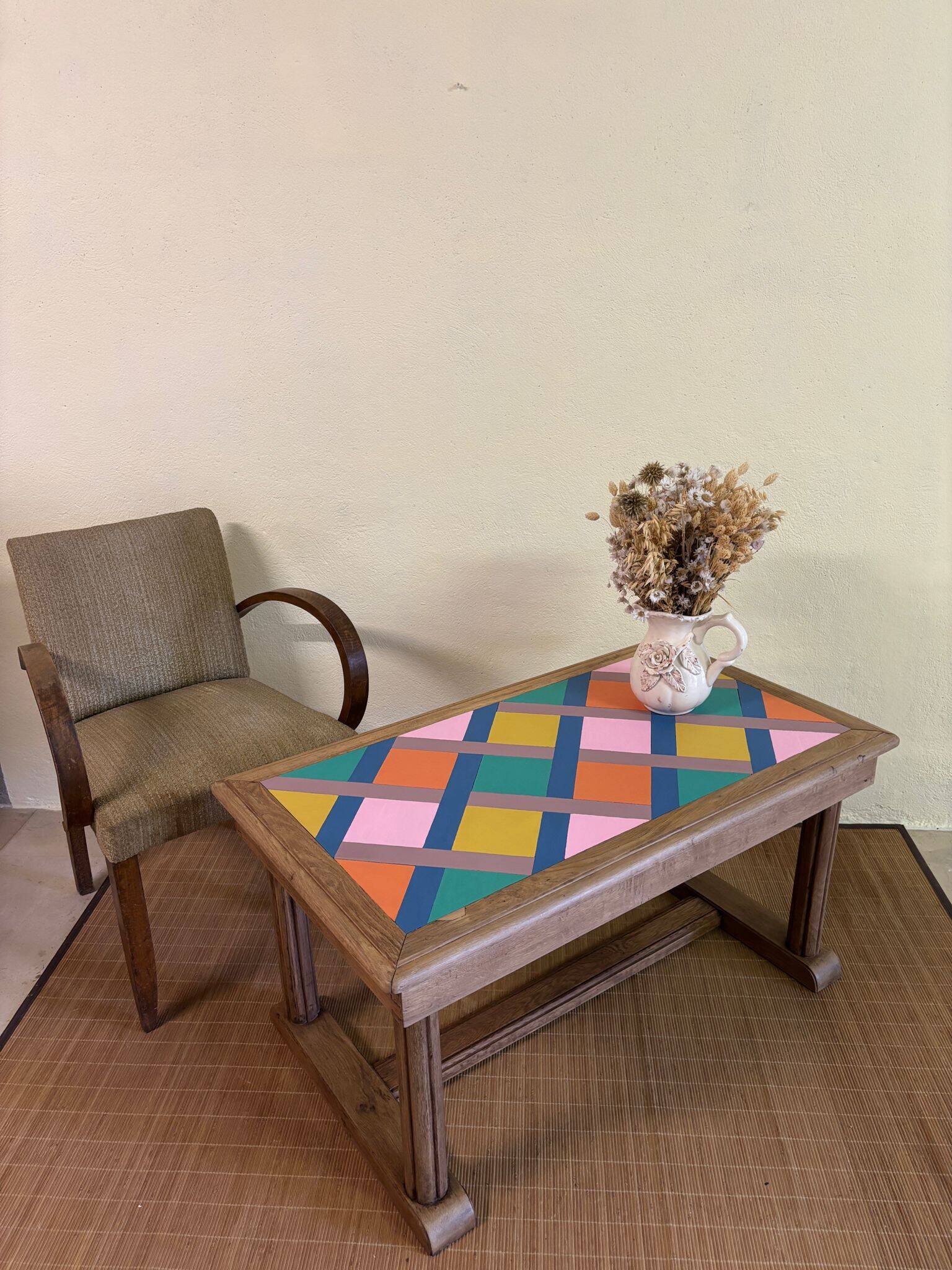 Table basse en bois revisitée - plateau géométrique coloré