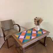 Table basse en bois revisitée - plateau géométrique coloré