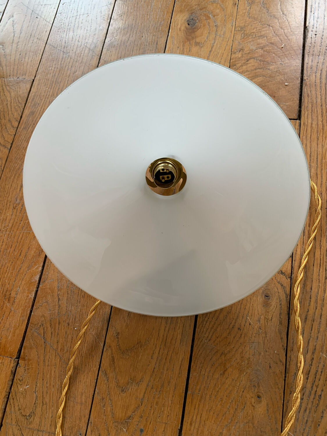 Suspension lamp in white opaline