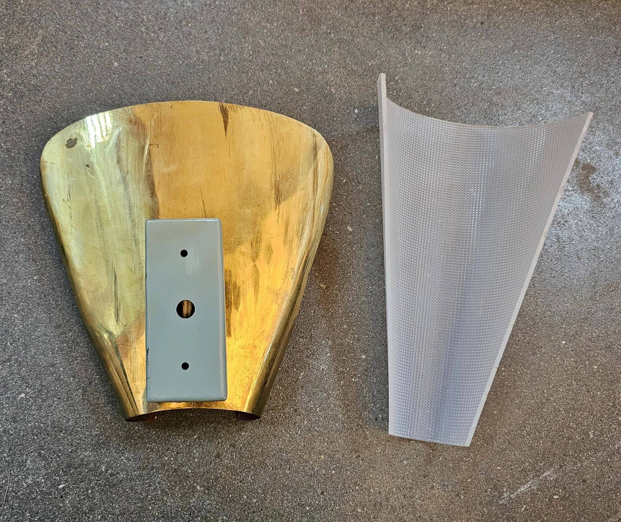 Pair of brass wall lights in Mid Century Modern style attributed to Stilnovo.