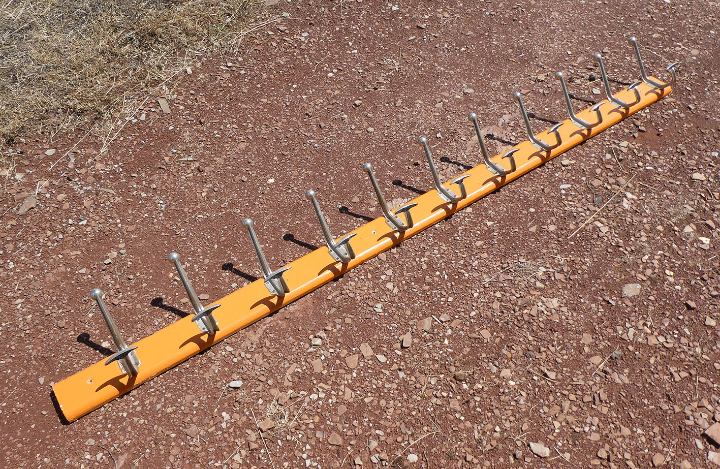 School wall door - 11-patère orange rail