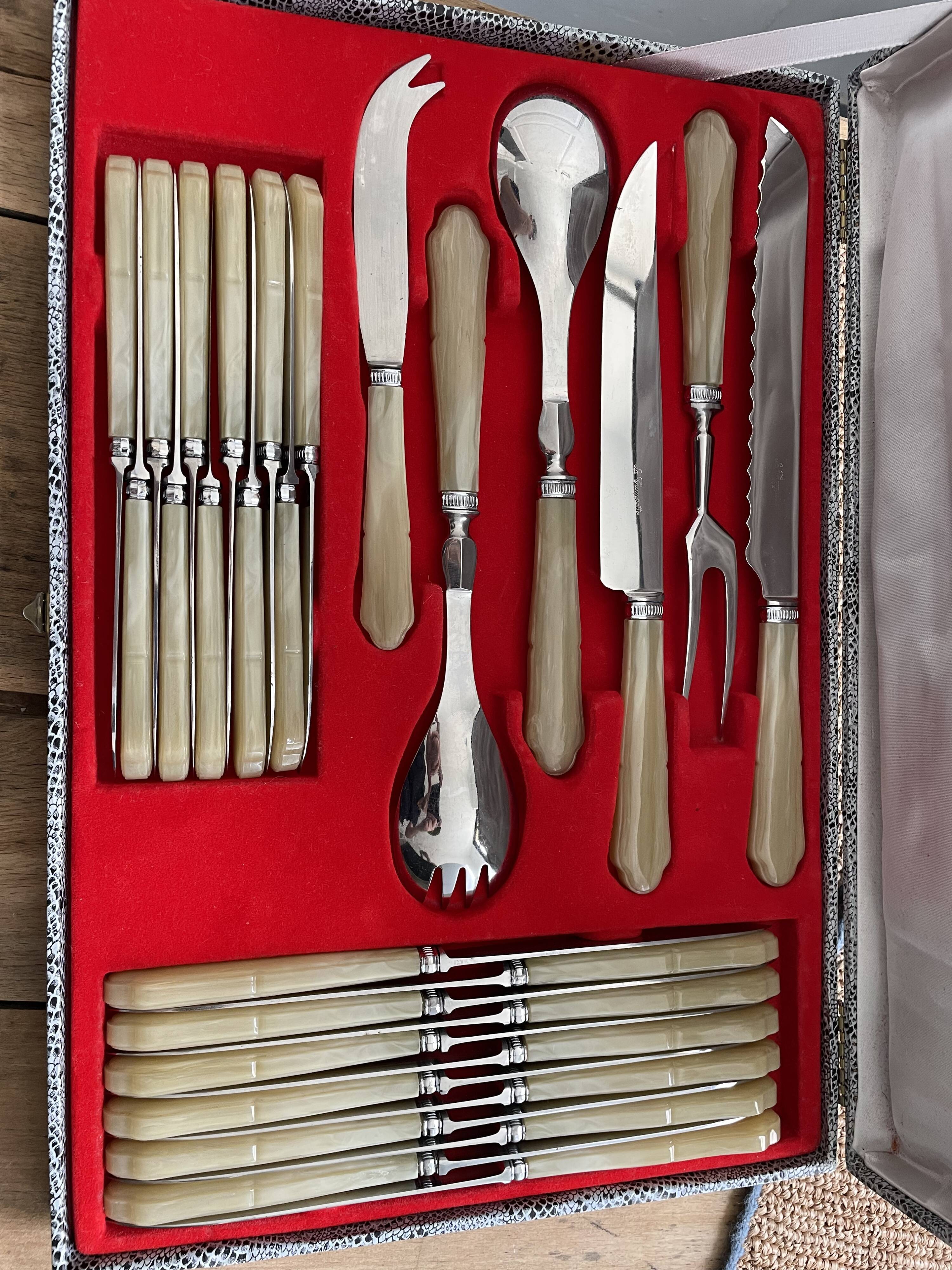 Housewife of 29 pieces "The trumpet" in stainless steel and horn