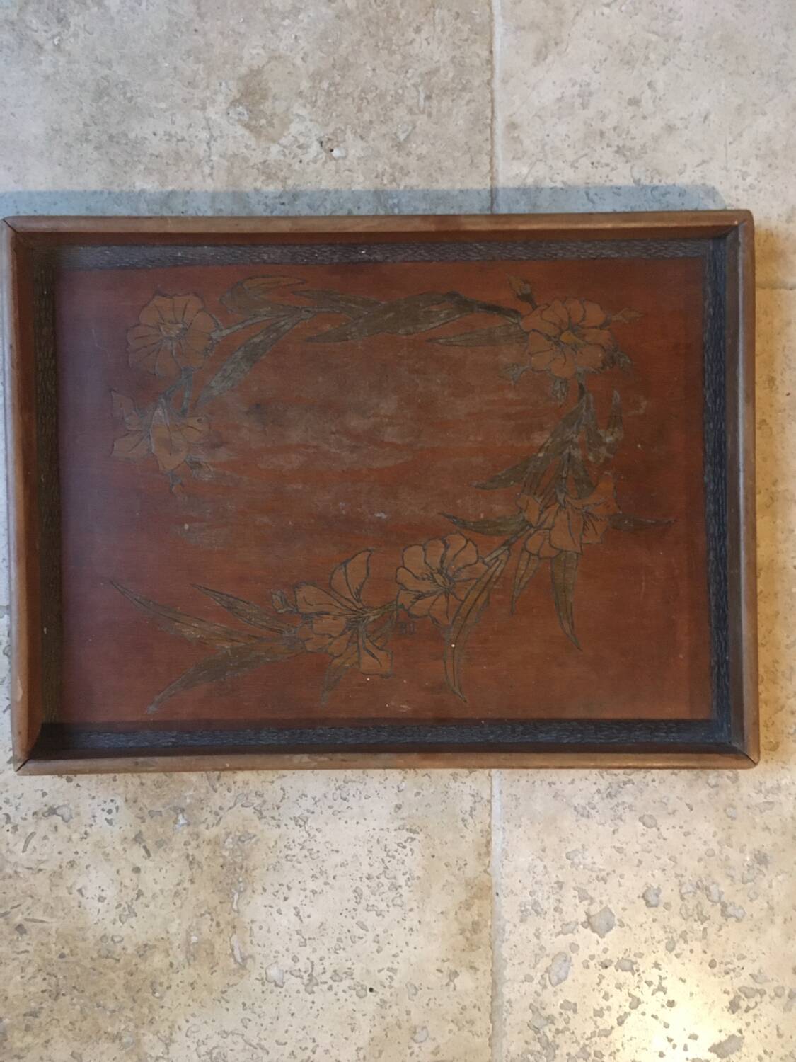 Plateau en bois sculpté