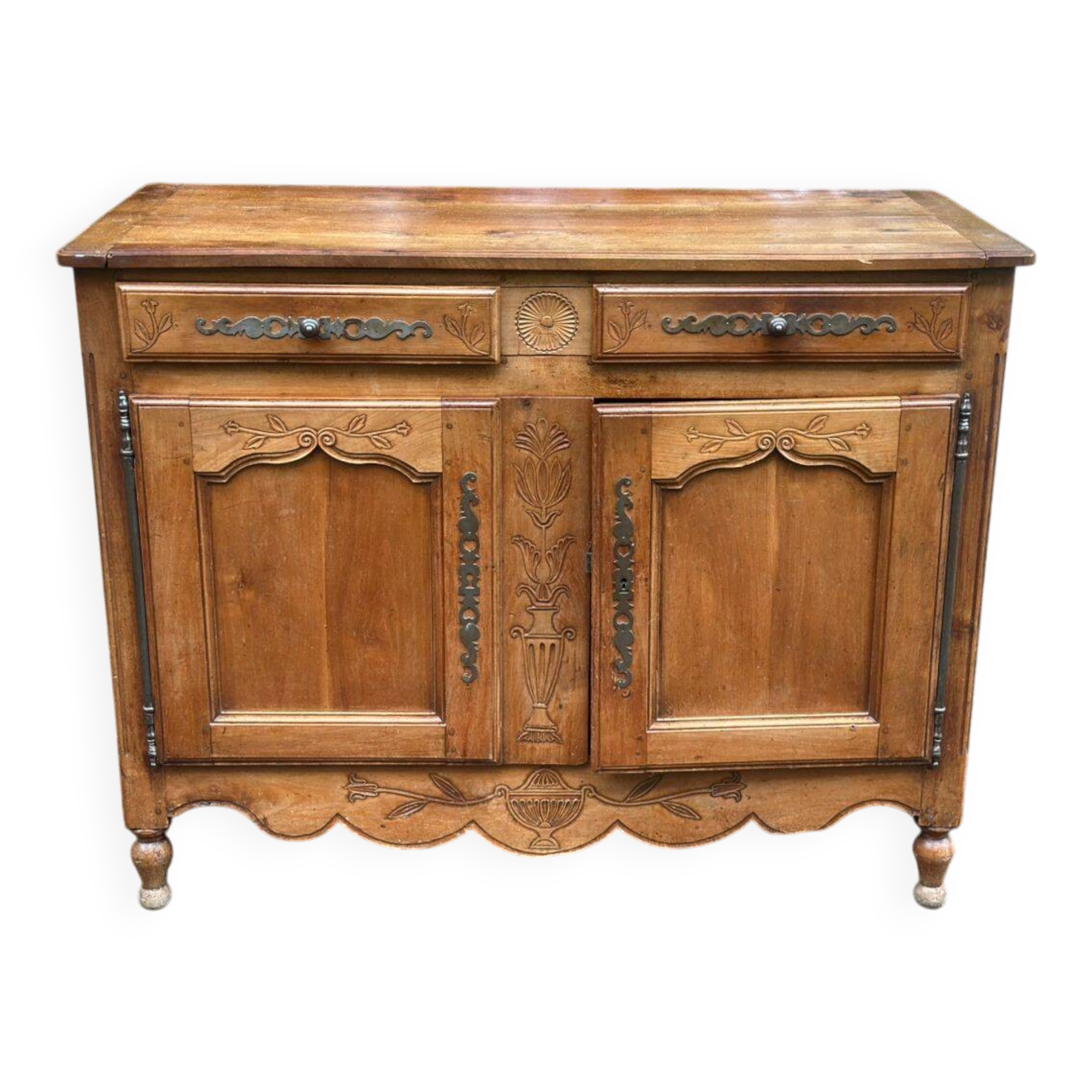 Louis XV buffet in light solid walnut from the 19th century.