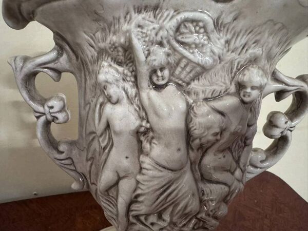 Garniture trois piéces en céramique à décor néo-classique – XXe siècle
