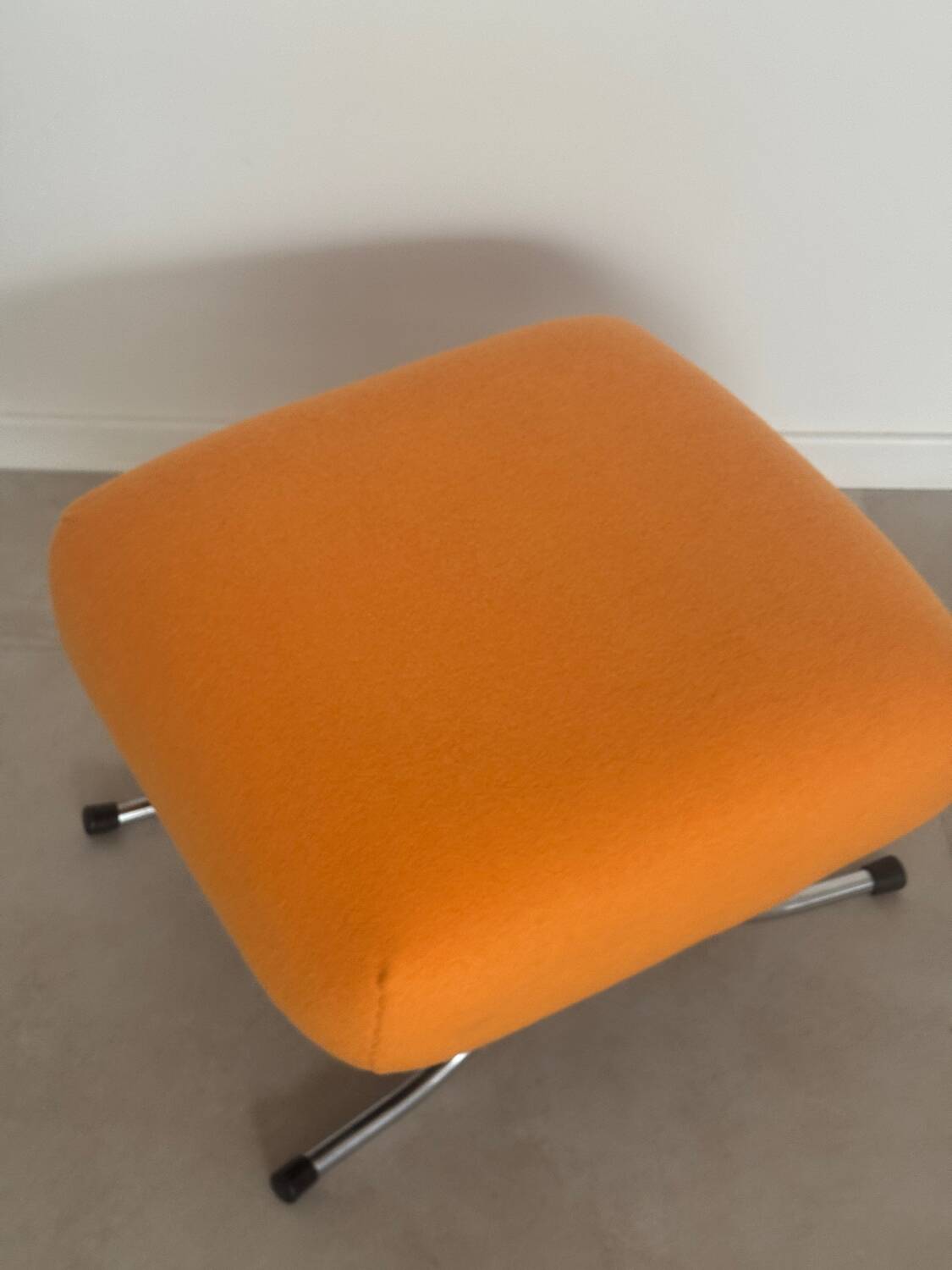 Vintage orange pouf 1970