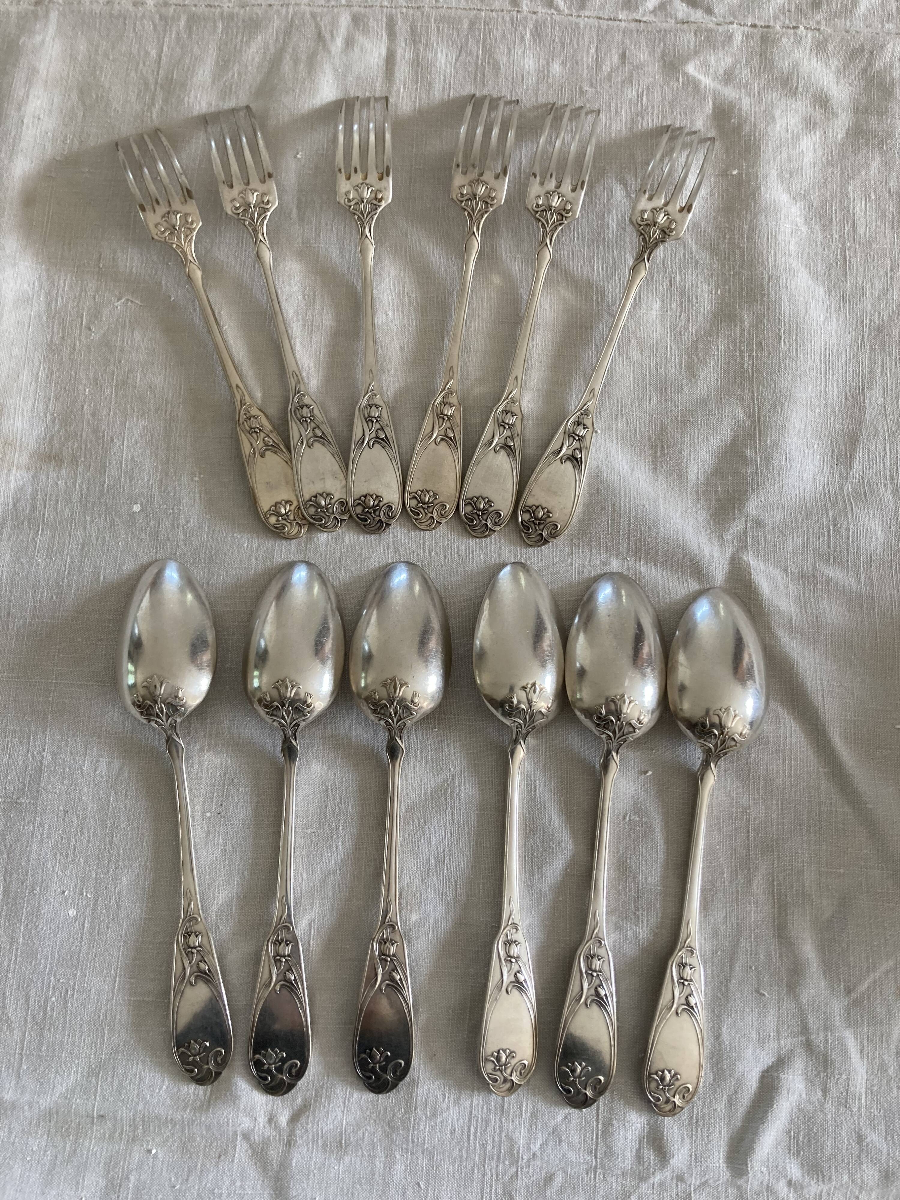 6 silver metal cutlery in their case