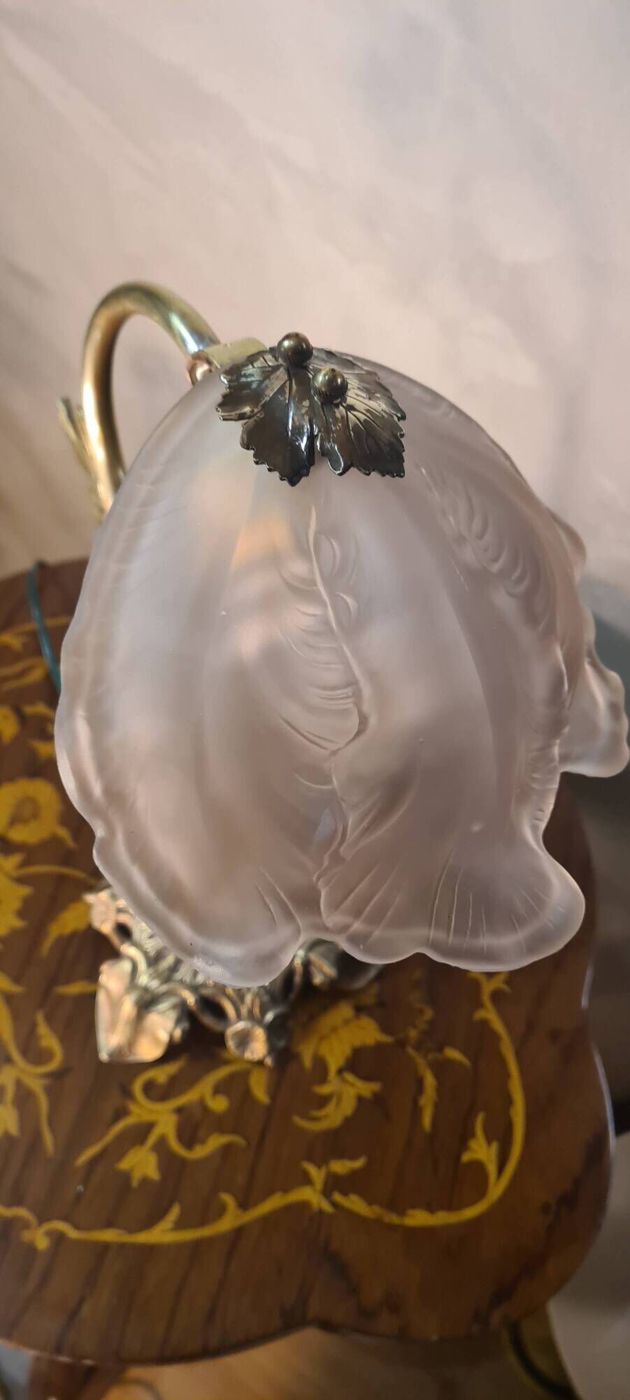 Art Nouveau bronze petal lamp with molded glass 28x34