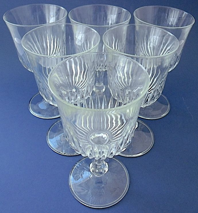 Suite of six glasses of red wine on foot