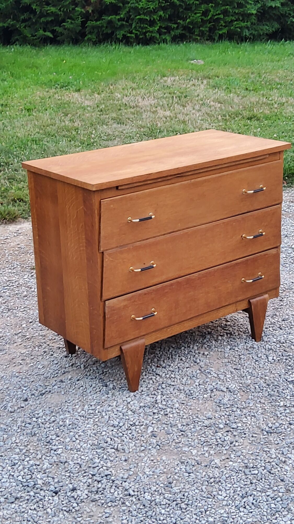 Vintage chest of drawers in golden oak from the 50s with 3 drawers and spindle-legged shelf