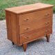 Vintage chest of drawers in golden oak from the 50s with 3 drawers and spindle-legged shelf