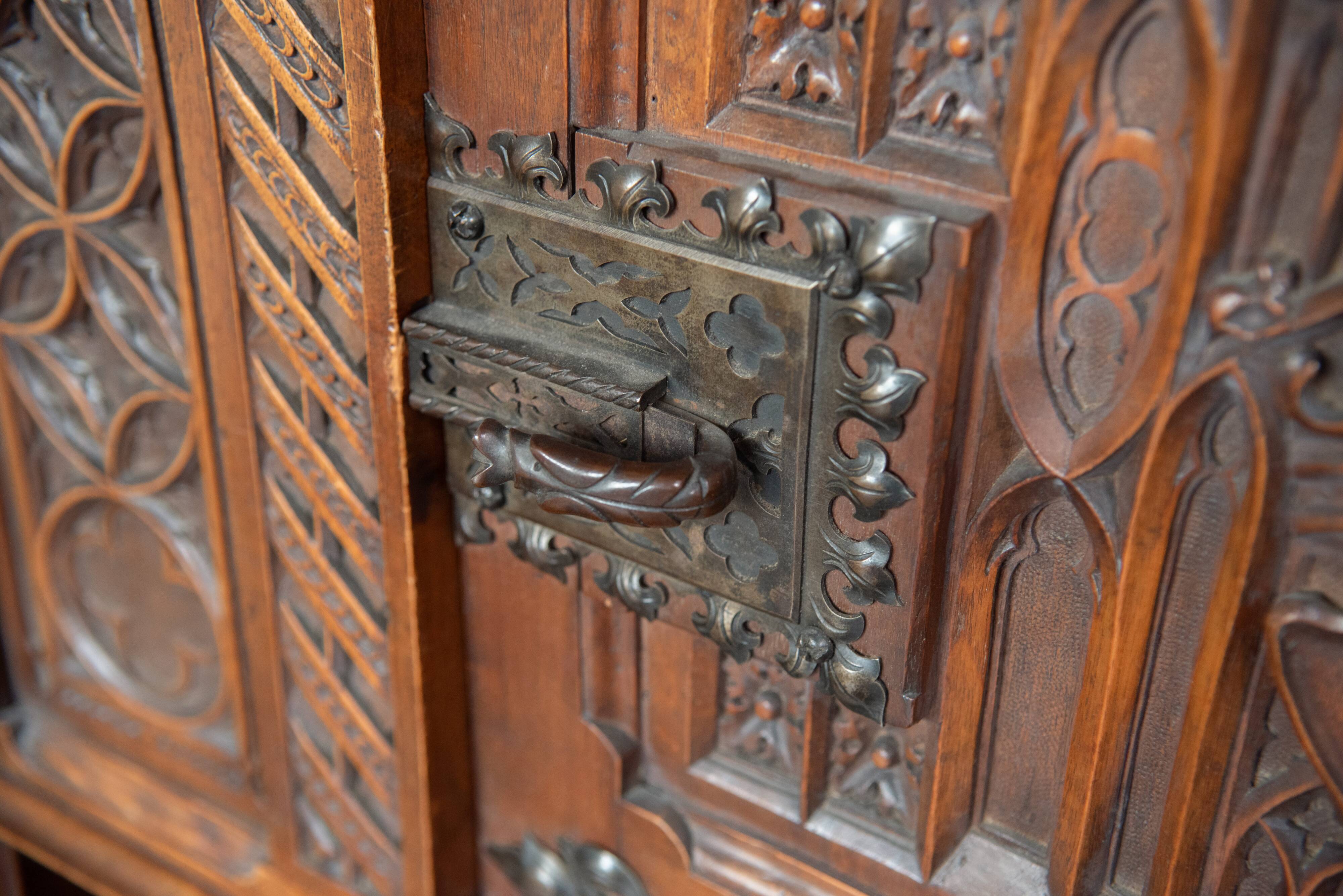 Cabinet, buffet sculpté français de style néo-gothique, fin du XIXe siècle