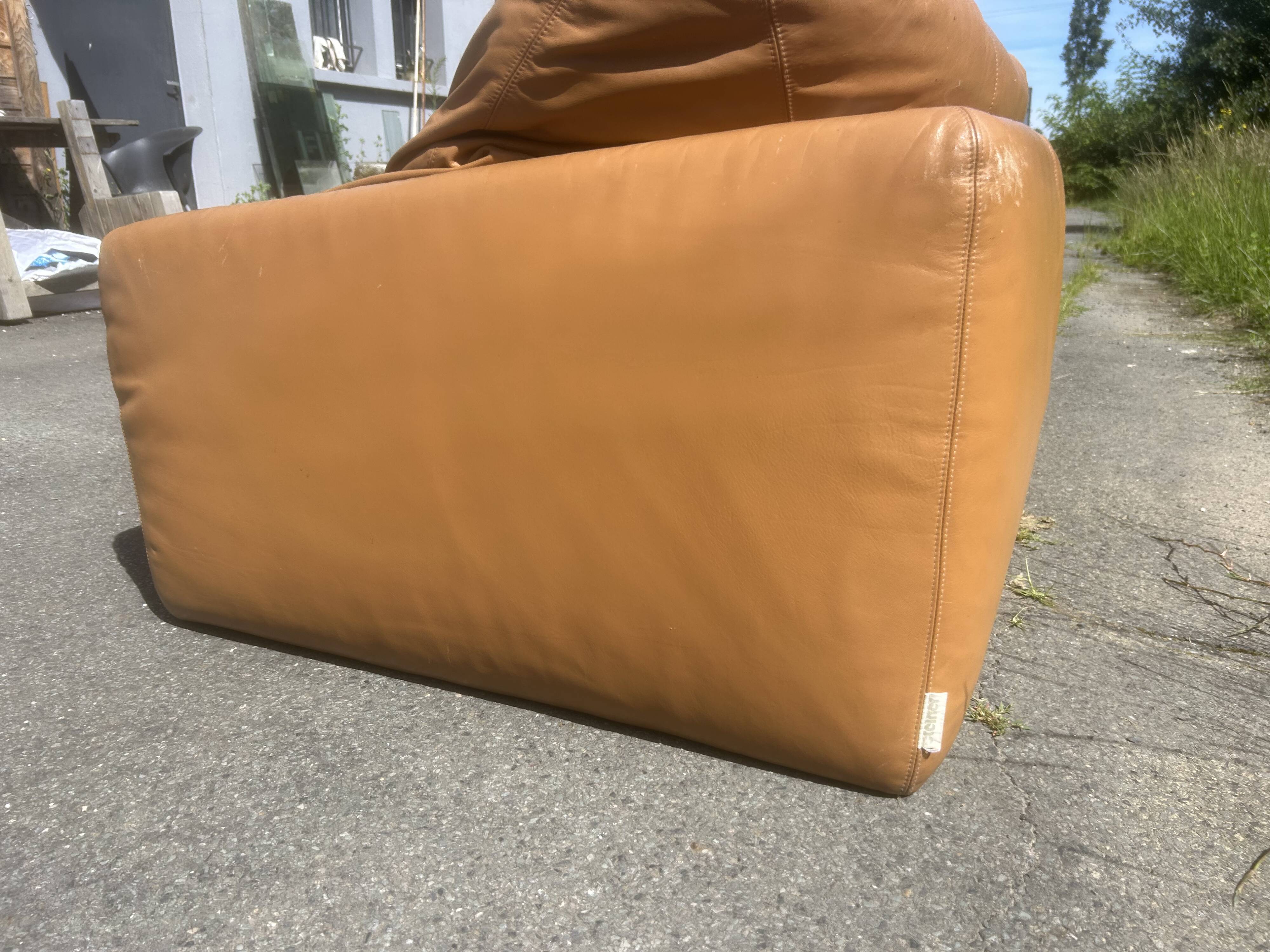 Canapé 2 places en cuir camel, Steiner Paris