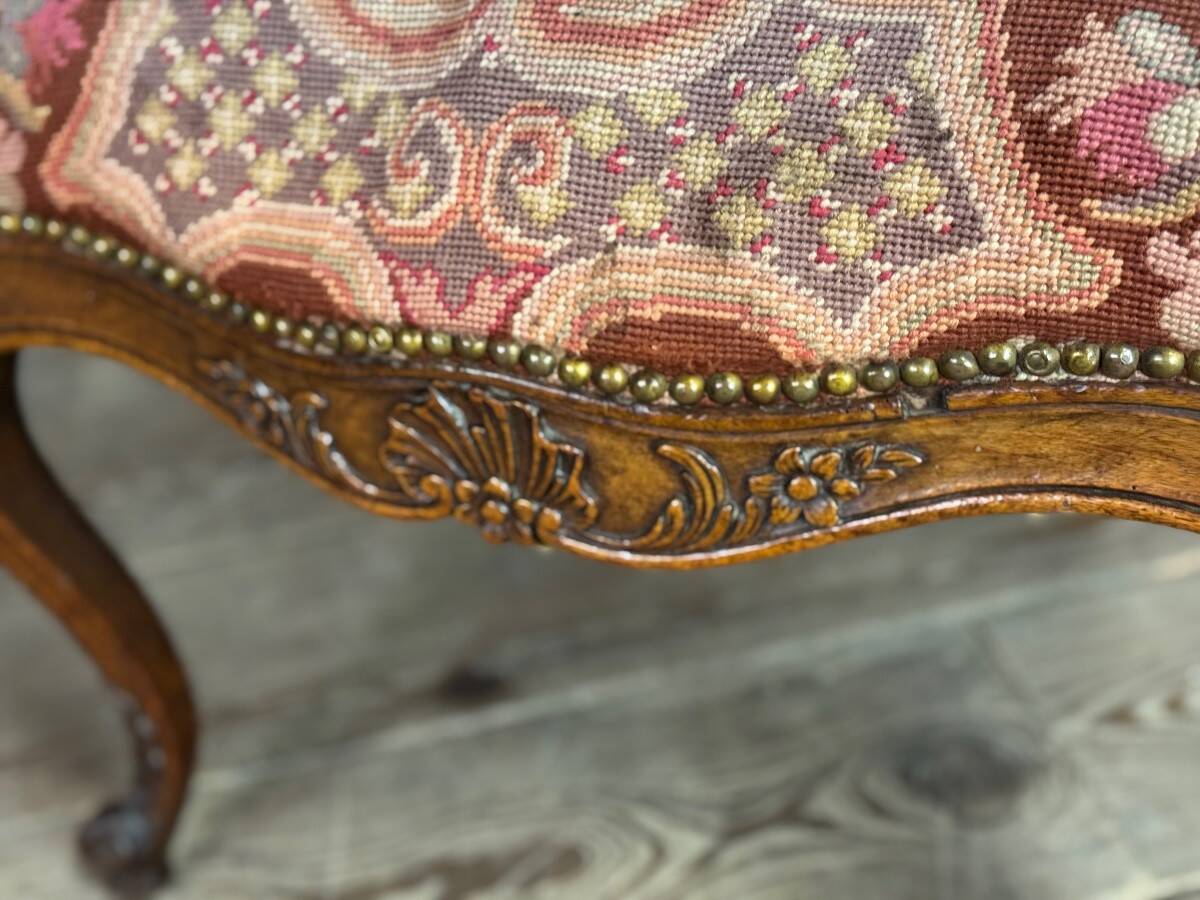 Louis XV armchair in carved walnut, needlepoint tapestry, 18th century