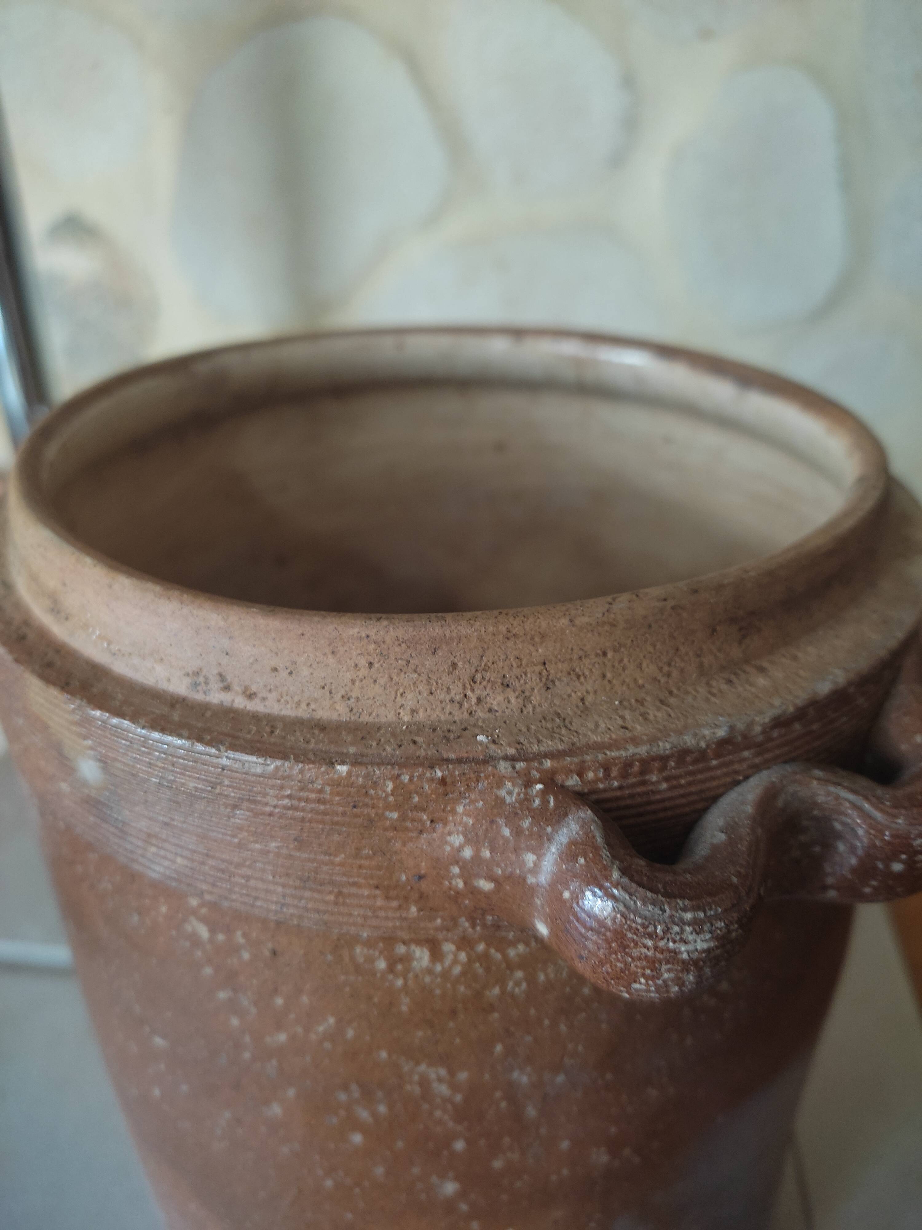 Sandstone condiment pot