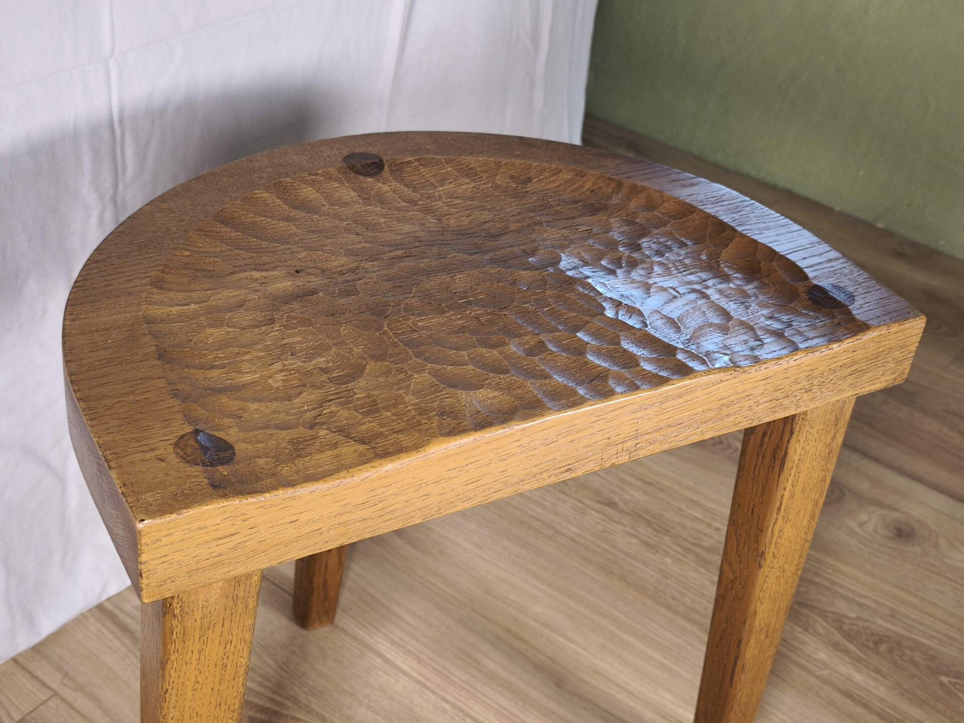 Tabouret en chêne gougé