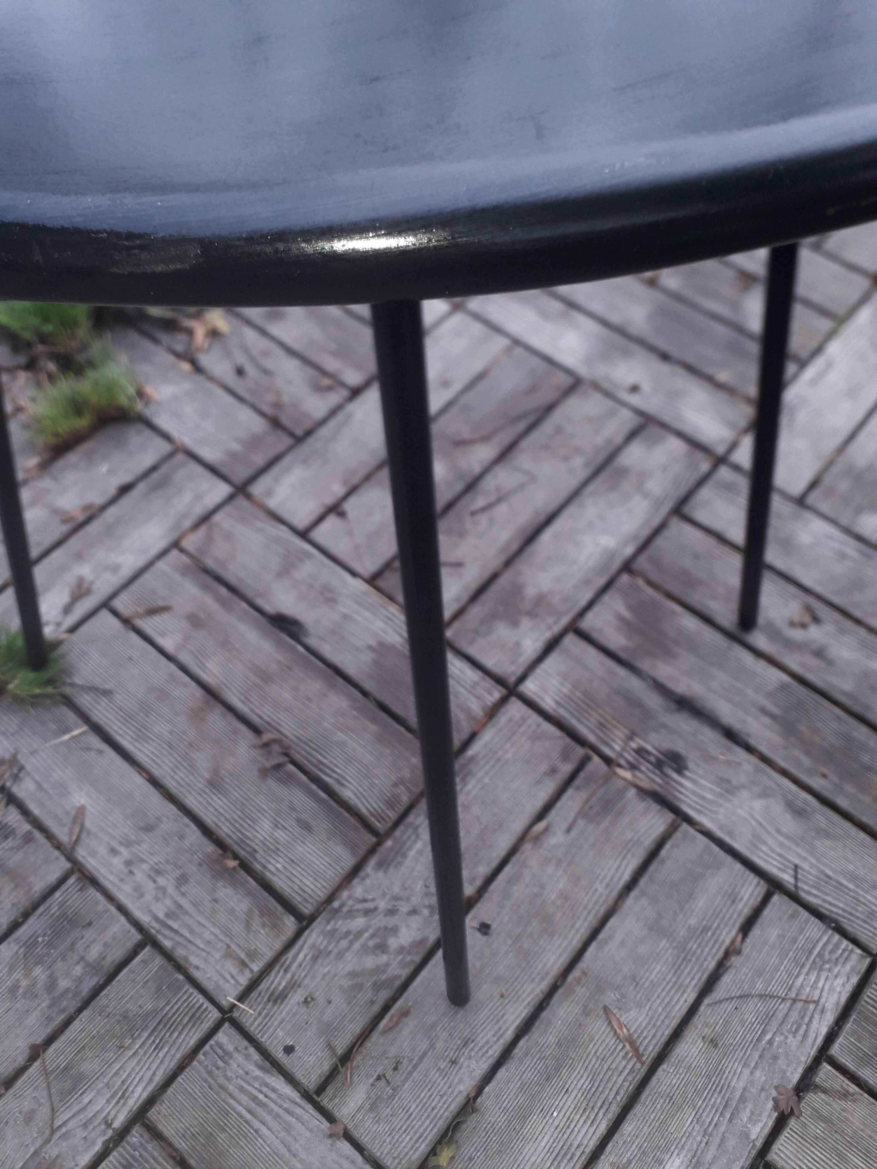 Black metal table compass feet