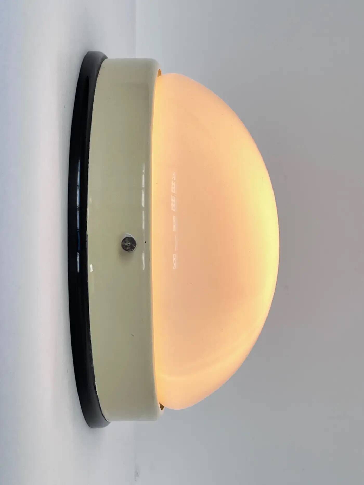 Paire de plafonniers ou appliques encastrées de style Bauhaus en bakélite, années 1940