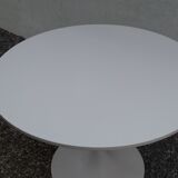 White round table, tulip foot